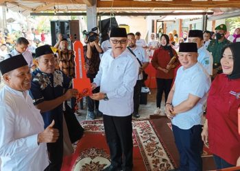 TOTABUAN.CO BOLMONG – Sektor pariwisata di Kabupaten Bolaang Mongondow (Bolmong) terus mendapat perhatian dari pemerintah daerah. Salah satunya tempat wisata di Desa Babo Kecamatan Sangtombolang dengan mendapatkan bantuan fasilitas. Bantuan berupa 1 unit Speedboat dan 1 unit Banana Boat ini diserahkan ke Bumdes Desa Babo oleh Penjabat Bupati Bolmong Limi Mokodompit didampingi Wakil Ketua DPRD Zulhan Manggabarani Rabu 21 September 2022. Pj Bupati Bolmong Limi Mokodompit berharap bantuan yang diserahkan ini untuk menopang sektor pariwisata Bolmong. "Anggaran dari bantuan tersebut sebesar Rp 200 juta bersumber dari APBD," ucapnya. Menurut Limi Kabupaten Bolmong merupakan daerah yang kaya baik sektor pertanian maupun serta sektor pariwisata. "Pemerintah mendukung dengan bantuan agar sektor pariwisata Bolmong juga semakin maju," tambahnya. Selain itu, Limi berharap dengan berkembangnya sektor pariwisata Bolmong juga bisa meningkatkan taraf ekonomi masyarakat. Sementara warga Babo bersyukur kepada pemerintah daerah, termasuk Wakil Ketua DPRD Sulhan Manggarani yang telah berhasil memperjuangkan aspirasi masyarakat lewat pokok pikiran saat pembahasan APBD lalu. (*)