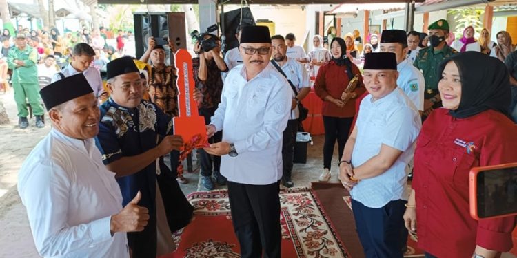 TOTABUAN.CO BOLMONG – Sektor pariwisata di Kabupaten Bolaang Mongondow (Bolmong) terus mendapat perhatian dari pemerintah daerah. Salah satunya tempat wisata di Desa Babo Kecamatan Sangtombolang dengan mendapatkan bantuan fasilitas. Bantuan berupa 1 unit Speedboat dan 1 unit Banana Boat ini diserahkan ke Bumdes Desa Babo oleh Penjabat Bupati Bolmong Limi Mokodompit didampingi Wakil Ketua DPRD Zulhan Manggabarani Rabu 21 September 2022. Pj Bupati Bolmong Limi Mokodompit berharap bantuan yang diserahkan ini untuk menopang sektor pariwisata Bolmong. "Anggaran dari bantuan tersebut sebesar Rp 200 juta bersumber dari APBD," ucapnya. Menurut Limi Kabupaten Bolmong merupakan daerah yang kaya baik sektor pertanian maupun serta sektor pariwisata. "Pemerintah mendukung dengan bantuan agar sektor pariwisata Bolmong juga semakin maju," tambahnya. Selain itu, Limi berharap dengan berkembangnya sektor pariwisata Bolmong juga bisa meningkatkan taraf ekonomi masyarakat. Sementara warga Babo bersyukur kepada pemerintah daerah, termasuk Wakil Ketua DPRD Sulhan Manggarani yang telah berhasil memperjuangkan aspirasi masyarakat lewat pokok pikiran saat pembahasan APBD lalu. (*)