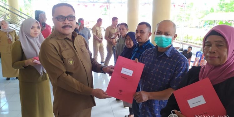 TOTABUAN.CO BOLMONG – Pj Bupati Bolaang Mongondow (Bolmong) Limi Mokodompit menyerahkan bantuan kepada sejumlah kelompok usaha yang tersebar di Bolmong Senin 5 September 2022. Sejumlah bantuan yang diserahkan itu, berbagai jenis yang akan digunakan kelompok usaha. Seperti mesin jahit, pembuatan kue, pertukangan, perbengkelan dan mesin cetak batako. “Saya berharap bantuan yang diserahkan ini tidak dijua atau dipindahtangankan,” kata Limi. Ia berharap bantuan peralatan yang diberikan pemerintah, untuk digunakan dalam rangka menaikan pendapatan masyarakat. Dalam pengadaan bantuan peralatan kelompok yang diberikan itu telah dianggarkan lewat APBD di Dinas Tenaga Kerja dan Transmigrasi (Disnakertrans) Bolmong. Kepala Disnakertrans Bolmong Deddy Mokodongan mengatakan, bantuan yang diserahkan itu bisa dimanfaatkan dalam rangka peningkatan pendapatan masyarakat. Deddy menjelaskan,  bantuan ini juga hasil usulan masyarakat melalu Musrenbang. Selain itu ditambah dengan pokok pikiran (Pokir) DPRD. Berikut daftar bantuan yang diserahkan ke kelompok penerima: 6 unit Mesin Jahit 2 unit mesin obras 10 buah Mixer 10 buah timbangan kue 10 buah tabung gas LPG 3 kg 10 buah kompor gas higt pressure 10 unit Compressor 10 set kunci shock asli 10 unit mesin bor tangan 10 unit mesin gurinda 6 buah mesin bor tangan 6 buah mesin gergaji potong 6 buah mesin gurinda 6 buah mesin skap 10 buah Artco 2 unit mesin batako 10 sekop