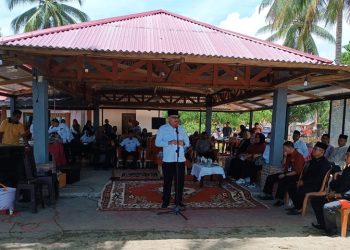 TOTABUAN.CO BOLMONG – Ritual mandi Safar adalah ritual mandi yang dilaksanakan pada hari Rabu terakhir bulan Shafar setiap tahun Hijriyah. Tradisi itu kini terus dilestarikan warga, salah satu di Desa Babo Kecamatan Sangtombolang Kabupaten Bolaang Mongondow (Bolmong) Rabu 21 September 2022. Tradisi mandi Safar dilaksanakan di pantai Babo yang dihadiri Pejabat Bupati Limi Mokodompit Wakil ketua DPRD Zulhan Manggabarani, dan sejumlah pimpinan OPD lingkup Pemkab Bolmong. Ketua Panitia Mandi Safar Irawan Paputungan mengatakan, tradisi mandi Safar ini sudah menjadi salah satu kegiatan tahunan masyarakat. Selain sebagai agenda rutin setiap tahunya, tradisi mandi Safar ini juga sudah masuk dalam Perdes. "Ini sudah jadi agenda rutin kami masyarakat desa Babo, bahkan sudah masuk dalam Perdes," ucapnya. Penjabat Bupati Limi Mokodompit meminta agar tradisi yang turun temurun tetap dipertahankan sebagai bentuk pendekatan kepada sang pencipta. "Hal ini pasti akan didukung pemerintah karena tradisi seperti ini adalah bentuk syukur betapa kaya nya Bolaang Mongondow dengan tanah yang subur dan sumber daya yang melimpah," tambahnya. Tradisi seperti ini kata Limi, menjadi perwujudan Bolaang Mongondow yang merupakan miniatur Indonesia. "Di Kabupaten Bolmong hidup dari berbagai suku, agama dan ras. Untuk itu tradisi ini terus kami dukung demi Bolmong yang aman dan damai serta memiliki kerukunan yang indah," katanya.  (*)