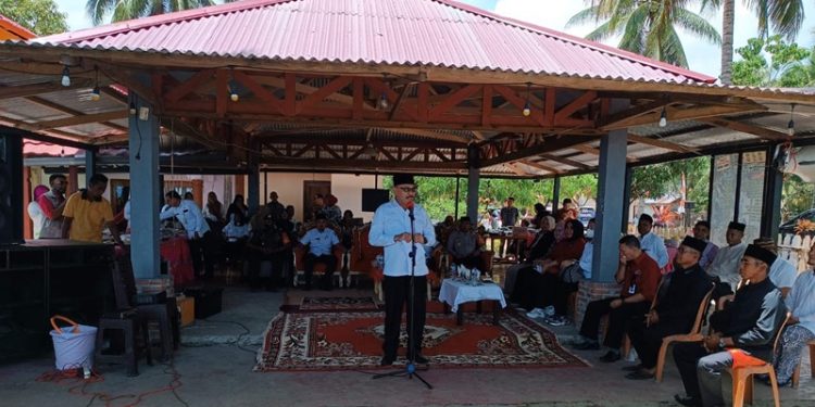 TOTABUAN.CO BOLMONG – Ritual mandi Safar adalah ritual mandi yang dilaksanakan pada hari Rabu terakhir bulan Shafar setiap tahun Hijriyah. Tradisi itu kini terus dilestarikan warga, salah satu di Desa Babo Kecamatan Sangtombolang Kabupaten Bolaang Mongondow (Bolmong) Rabu 21 September 2022. Tradisi mandi Safar dilaksanakan di pantai Babo yang dihadiri Pejabat Bupati Limi Mokodompit Wakil ketua DPRD Zulhan Manggabarani, dan sejumlah pimpinan OPD lingkup Pemkab Bolmong. Ketua Panitia Mandi Safar Irawan Paputungan mengatakan, tradisi mandi Safar ini sudah menjadi salah satu kegiatan tahunan masyarakat. Selain sebagai agenda rutin setiap tahunya, tradisi mandi Safar ini juga sudah masuk dalam Perdes. "Ini sudah jadi agenda rutin kami masyarakat desa Babo, bahkan sudah masuk dalam Perdes," ucapnya. Penjabat Bupati Limi Mokodompit meminta agar tradisi yang turun temurun tetap dipertahankan sebagai bentuk pendekatan kepada sang pencipta. "Hal ini pasti akan didukung pemerintah karena tradisi seperti ini adalah bentuk syukur betapa kaya nya Bolaang Mongondow dengan tanah yang subur dan sumber daya yang melimpah," tambahnya. Tradisi seperti ini kata Limi, menjadi perwujudan Bolaang Mongondow yang merupakan miniatur Indonesia. "Di Kabupaten Bolmong hidup dari berbagai suku, agama dan ras. Untuk itu tradisi ini terus kami dukung demi Bolmong yang aman dan damai serta memiliki kerukunan yang indah," katanya. (*)