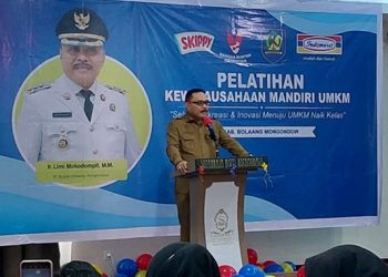 TOTABUAN.CO BOLMONG – Pemerintah daerah terus mendorong produk para pelaku Usaha Mikro Kecil Menengah (UMKM) di Kabupaten Bolaang Mongondow (Bolmong) agar bisa dipasarkan. Meski demikian, para pelaku usaha untuk meningkatkan kualitas produk yang akan dipasarkan. Terlebih produk tersebut akan dipasarkan di Ritel modern. Menurut Pejabat Bupati Bolmong Limi Mokodompit, bisnis Ritel di Indonesia semakin berkembang. Ini disebabkan oleh berubahnya tingkat pendapatan dan budaya masyarakat membuat kebutuhan masyarakat semakin meningkat. Selain lebih mewah, Ritel salah satu tempat yang nyaman, bersih, punya produk lengkap, tertata rapi dan tidak berdesak-desakan. Dengan demikian, dapat berdampak positif terhadap bisnis Ritel modern. “Ritel modern saat ini tidak hanya tertuju kepada masyarakat kelas menengah ke atas saja, tetapi sudah merambah pada masyarakat kelas menengah ke bawah. Dulu Ritel modern hanya terdapat di kota- kota besar saja, namun saat ini Ritel  sudah merambah hingga pelosok pedesaan,” kata Penjabat Bupati Bolmong Limi Mokodompit saat membuka pelatihan kewirausahaan 100 pelaku UMKM Bolmong di ballroom Sutan Raja Kotamobagu Senin 19 September 2022. Sehingga kata Limi, momen pelatihan kewirausahaan yang digagas PT Indomarco Prismatama Cabang Manado atau Ritel modern Indomaret, diharapkan dapat dimanfaatkan sebaik-baiknya para pelaku UMKM. “Kepada para pelaku industri kecil menengah dan UMKM, saya minta agar mengikuti bimbingan teknis ini dan memanfaatkan waktu dengan sebaik-baiknya, karena kegiatan ini merupakan salah satu kunci sukses dalam memproduksi dan memasarkan hasil hasil olahan pedagang lokal,” tambahnya. Berdasarkan catatan federasi organisasi pedagang pasar Indonesia,setiap tahunnya terjadi penyusutan jumlah pasar tradisional di seluruh Indonesia. Sedangkan jumlah Ritel modern terus mengalami peningkatan yang signifikan. Jika kondisi ini terus dibiarkan, maka akan membuat para pedagang tradisional, akan kehilangan mata pencahariannya. Sebab pasar tradisional akan tersingkirkan secara perlahan seiring dengan perkembangan dunia Ritel saat ini yang didominasi oleh Ritel modern. Untuk mengantisipasi agar pedagang tradisional tidak kehilangan mata pencaharian, pemerintah daerah bersama PT Indomarco Prismatama Cabang Manado, menandatangani perjanjian kerja sama. Dengan tujuan memberdayakan produk industri kecil menengah dan UMKM. “Saya berharap pelaku industri kecil menengah dan UMKM, agar menjaga kualitas, kuantitas dan kontinuitas produk yang dipasarkan. Karena menyangkut kredibilitas konsumen terhadap Ritel modern Indomaret,” kata Limi. Selain meminta agar produk UMKM mampu bersaing, Limi juga minta agar menyiapkan fasilitas atau tempat khusus untuk menjual produk-produk lokal. Tujuannya agar terjadi kesinambungan perputaran perekonomian lokal. Agar hasil olahan dapat dipasarkan bukan hanya di Ritel Indomaret yang ada di Kabupaten Bolmong, tetapi dipasarkan juga di Ritel Indomaret di luar daerah. Kegiatan yang diinisiasi oleh Dinas Perdagangan dan ESDM Bolmong ini, bertajuk ‘Selalu berkreasi dan inovasi menuju UMKM naik kelas’ dihadiri Sapta Jibriantoro yang juga selaku branch manager PT. Indomarco Prismatama Cabang Manado yang dirangkaikan dengan MoU. Branch Manager PT Indomarco Prismatama Sapta Jibriantoro mengungkapkan, pelatihan ini merupakan tahun ke 9 Indomaret melakukan rangkaian program Corporate Social Responsibility (CSR) di Kabupaten Bolmong. Sembilang tahun masuk ke Kabupaten Bolmong lanjutnya,  Indomaret sudah hidup berdampingan dengan UMKM. Rencananya di tahun 2022 ini akan melaksanakan 96 pelatihan. “Untuk Kabupaten Bolmong sendiri merupakan pelatihan yang ke 25,” kata Sapta. Selama ini PT Indomarco terus melakukan berbagai  kerjasama secara nasional. Diantaranya UMKM atau para pemilik tenant di toko Indomaret, khusus di wilayah Sulut sudah ada 336 pemilik tenant yang mendirikan usaha di halaman-halaman Indomaret. Selain itu, bentuk kerjasama yang produk UMKM. “Kalau untuk cabang yang saya handle khususnya Bolmong ini, ada 70 produk yang lulus dan layak untuk dijual di gerai Ritel modern. Jadi kalau sudah masuk Indomaret berarti para pelaku UMKM sudah punya keyakinan untuk bisa masuk di seluruh ritel modern lainnya, itulah guna pelatihan ini,” jelasnya.(*)