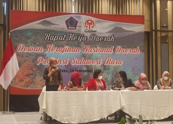 TOTABUAN.CO BOLSEL – Ketua TP-PKK Kabupaten Bolaang Mongondow Selatan (Bolsel) Ny. Selpian Kamaru-Manoppo mengatakan, Dekranasda (Dewan Kerajinan Nasional Daerah) Kabupaten Bolsel terus melakukan upaya dalam mendukung kemajuan dunia usaha mikro kecil menengah (UMKM) rumahan. Salah satu upaya yang dilakukan Dekranasda Bolsel bersama TP PKK yakni terus mendorong pemulihan ekonomi para pelaku UMKM. “Dekranasda Bolsel terus mendukung untuk pemulihan ekonomi di bidang UMKM,” ujar Ketua TP-PKK Kabupaten Bolse Ny Selpian Kamaru-Manoppo usai mengikuti rapat kerja daerah (Rakerda) Dekranasda Provinsi Sulut di Hotel Luwansa Manado Rabu 14 September 2022. Rakerda tersebut dibuka Wakil Gubernur Sulut Steven Kandouw dan dihadiri Sekjen Dekranas, Ketua Dekranasda Sulut Ny Rita Dondokambey-Tamuntuan bersama jajaran pengurus, Sekprov Dr Praseno Hadi, Ketua dan pengurus Dekranasda kabupaten/kota, Kadis Perindag Provinsi dan kabupaten kota se-Sulut, serta para undangan lainnya. Menurut Selpian. Dekranasda maupun TP PKK sangat mendukung kemajuan pelaku UMKM, apalagi terkait dengan pemulihan ekonomi dan kemajuan usaha dari UMKM. Selfian juga mengajak agar para pelaku UMKM semakin semangat dalam berkarya demi peningkatan perekonomian keluarga dengan terus melakukan modifikasi dan inovasi karya dan juga mulai melek teknologi untuk memudahkan pekerjaan dan pencapaian pasar. “Terus ciptakan kreasi-kreasi baru, kemudian berinovasi, dengan UMKM maju tentu akan berimbas pada meningkatkan kesejahteraan keluarga, saya juga mengajak agar pelaku usaha di masa saat ini mulai memanfaatkan teknologi untuk menembus pasar, karena saat ini semua sudah serba teknologi,” ajak Selpian. Wagub Steven Kandouw dalam sambutannya meminta Dekranasda Sulut fokus pada UMKM dan IKM kerajinan. Wagub juga berharap kata dia, agar dari sisi penganggaran dan pemasaran dapat memanfaatkan teknologi digital. (*)