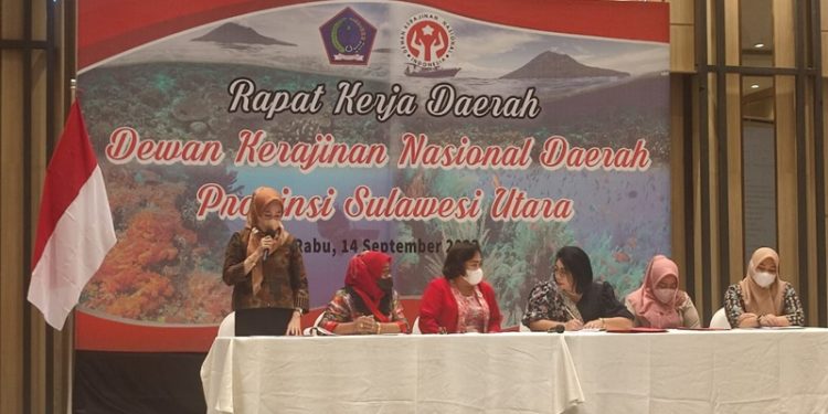 TOTABUAN.CO BOLSEL – Ketua TP-PKK Kabupaten Bolaang Mongondow Selatan (Bolsel) Ny. Selpian Kamaru-Manoppo mengatakan, Dekranasda (Dewan Kerajinan Nasional Daerah) Kabupaten Bolsel terus melakukan upaya dalam mendukung kemajuan dunia usaha mikro kecil menengah (UMKM) rumahan. Salah satu upaya yang dilakukan Dekranasda Bolsel bersama TP PKK yakni terus mendorong pemulihan ekonomi para pelaku UMKM. “Dekranasda Bolsel terus mendukung untuk pemulihan ekonomi di bidang UMKM,” ujar Ketua TP-PKK Kabupaten Bolse Ny Selpian Kamaru-Manoppo usai mengikuti rapat kerja daerah (Rakerda) Dekranasda Provinsi Sulut di Hotel Luwansa Manado Rabu 14 September 2022. Rakerda tersebut dibuka Wakil Gubernur Sulut Steven Kandouw dan dihadiri Sekjen Dekranas, Ketua Dekranasda Sulut Ny Rita Dondokambey-Tamuntuan bersama jajaran pengurus, Sekprov Dr Praseno Hadi, Ketua dan pengurus Dekranasda kabupaten/kota, Kadis Perindag Provinsi dan kabupaten kota se-Sulut, serta para undangan lainnya. Menurut Selpian. Dekranasda maupun TP PKK sangat mendukung kemajuan pelaku UMKM, apalagi terkait dengan pemulihan ekonomi dan kemajuan usaha dari UMKM. Selfian juga mengajak agar para pelaku UMKM semakin semangat dalam berkarya demi peningkatan perekonomian keluarga dengan terus melakukan modifikasi dan inovasi karya dan juga mulai melek teknologi untuk memudahkan pekerjaan dan pencapaian pasar. “Terus ciptakan kreasi-kreasi baru, kemudian berinovasi, dengan UMKM maju tentu akan berimbas pada meningkatkan kesejahteraan keluarga, saya juga mengajak agar pelaku usaha di masa saat ini mulai memanfaatkan teknologi untuk menembus pasar, karena saat ini semua sudah serba teknologi,” ajak Selpian. Wagub Steven Kandouw dalam sambutannya meminta Dekranasda Sulut fokus pada UMKM dan IKM kerajinan. Wagub juga berharap kata dia, agar dari sisi penganggaran dan pemasaran dapat memanfaatkan teknologi digital. (*)