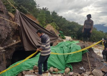 TOTABUAN.CO BOLMONG – Meski sanksi kurungan badan menanti serta denda yang demikian besar, tidak menyurutkan sekelompok orang melakukan pertambangan tanpa izin (PETI). Padahal kegiatan PETI selain menimbulkan kerusakan lahan dan merusak hutan, pencemaran lingkungan hingga bahaya bagi masyarakat tidak bisa dihindari. Padahal undang-undang nomor 3 Tahun 2020 tentang perubahan atas undang-undang nomor 4 Tahun 2009 tentang pertambangan mineral dan batubara sangat jelas dinyatakan sanksi bagi para  pelaku tambang ilegal. Bahwa setiap orang yang melakukan pertambangan tanpa izin dipidana dengan penjara paling lama lima tahun, dan denda paling banyak seratus miliar. Seperti di Kecamatan Lolayan, meski sempat terhenti beberapa tahun, tampak kegiatan ilegal itu mulai marak lagi. Namun kembali menimbulkan korban jiwa Rabu 31 Agustus 2022. Satu diantara meninggal dunia karena terhirup zat asam dan 6 warga lainnya masih bisa diselamatkan. Informasi di dapat media, ke 7 warga desa itu diduga bekerja pada lahan milik salah seorang warga Bakan yang masuk pada area konsensus PT JRBM. Kendati pihak perusahaan sudah berniat memberikan tali asih atas lahannya, warga tersebut masih enggan menerima dan sebaliknya memanfaatkan untuk melakukan aktivitas secara ilegal hingga terjadi musibah. Atas kejadian tersebut penegak hukum harus melakukan tindakan hukum. Mereka meminta penerapan Pasal 158 Undang-Undang Nomor 3 Tahun 2020 tentang perubahan atas Undang-Undang Nomor 4 Tahun 2009 tentang pertambangan mineral dan batubara sebagai sanksi dan efek jera demi meminimalisir terjadi korban jiwa dan menekan aktivitas PETI di wilayah Bolaang Mongondow Raya. (*)