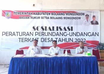 TOTABUAN.CO BOLMONG – Pemkab Bolaang Mongondow (Bolmong) terus melakukan sosialisasi tentang produk hukum terkait desa. Sosialisasi tersebut dibuka Sekda Bolmong Tahlis Gallang yang diikuti para Camat, kepala desa dan aparat desa. Sekda Bolmong Tahlis Gallang mengatakan, aparatur mulai dari Camat hingga kepala desa dituntut untuk lebih profesional dan mahir dalam pembuatan produk hukum di desa. Terlebih saat ini telah diberlakukan Undang-Undang Nomor 6 Tahun 2014 dan Peraturan Pemerintah Nomor 43 Tahun 2014 tentang Desa. Selain itu BPD sebagai bagian dari penyelenggara pemerintah desa dituntut untuk memahami aturan. “Keberhasilan pembangunan di desa membutuhkan manajemen ataupun pengelolaan yang baik dari seluruh jajaran pemerintahan desa,” kata Tahlis saat membuka sosialisasi di Balai Desa Tuyat Kecamatan Lolak Selasa 20 September 2022. Pada sosialisasi itu, tidak hanya menitikberatkan soal produk Perda yang dikeluarkan. Akan tetapi lebih memberikan pemahaman serta bimbingan terhadap profesionalitas pemerintahan di desa. Sekda Bolmong Tahlis Gallang menambahkan, penyusunan instrumen hukum seperti peraturan desa (perdes) dalam suatu komunitas desa haruslah dilakukan secara partisipatif dan demokratis dengan melibatkan semua unsur yang ada dalam masyarakat dan dilakukan secara terbuka. Begitu juga dengan keberadaan BPD dalam penyelenggaraan pemerintahan desa, harus berperan sebagai wakil masyarakat di desa. “BPD dituntut untuk memiliki pengetahuan tentang tugas dan fungsi serta kemampuan teknis, terutama dalam merumuskan kebijakan yang dituangkan dalam peraturan desa. Anggota BPD harus mengetahui dan paham tentang produk hukum yang ada di desa, seperti peraturan desa, peraturan kepala desa, maupun keputusan kepala desa dengan segala konsekuensi hukumnya. Langkah ini penting agar produk hukum yang dibuat tidak bertentangan dengan aturan yang lebih tinggi maupun merugikan kepentingan masyarakat,” sambung alumni STPDN angkatan 2005 ini. Kepala Bagian Hukum Pemkab Bolmong Mohamad Triasmara Akub menjelaskan, sosialisasi yang dilaksanakan berlangsung tiga hari. Sosialisasi ini melibatkan sejumlah pimpinan OPD. Mulai Asisten I, Kepala Inspektorat, Kepala Badan Pemberdayaan Masyarakat Desa (BPMD), Bagian hukum. Serta pimpinan OPD lainya. “Sosialisasi ini untuk meningkatkan kapasitas para aparatur pemerintah desa. Selain itu memberikan arahan serta pembinaan dalam menjalankan tugas pokok dan fungsinya pemerintahan,” kata Akub. (*)