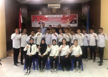 TOTABUAN.CO BOLMONG – Sedikitnya 18 orang Calon Pekerja Migran Indonesia (CPMI) asal Kabupaten Bolaang Mongondow (Bolmong) mulai dipersiapkan untuk bekerja di Jepang. Itu dimulai dengan pemberian Diklat serta sosialisasi yang dibuka Asisten III Pemkab Bolmong Ashari Sugeha mewakili Penjabat Bupati Bolmong Limi Mokodompit di Lantai III Kantor Bupati Senin 26 September 2022. Diklat sekaligus sosialisasi itu juga turut dihadiri Kepala Balai Perlindungan Pekerja Migran Indonesia (BP2MI) Sulut da Gorontalo Hendra T. Makalalag, Perwakilan ISO dan LPPR Jepang Budiawan Tahir, Kadis Dinas Transmigrasi dan Tenaga Kerja Bolmong Dedy Ruswandi Mokodongan serta para CPMI. Asisten II Pemkab Bolmong Ashari Sugeha mewakili Pj Bupati Limi Mokodompit saat membuka sosialisasi dan Diklat CPMI menyambut baik sekaligus memberikan apresiasi kepala BP2MI serta jajaran Dinas Transmigrasi dan Tenaga Kerja Kabupaten Bolmong yang telah melaksanakan sosialisasi serta Diklat. Menurutnya kegiatan ini sebagai bentuk kepedulian dan upaya pemerintah Kabupaten Bolmong, melindungi para pekerja migran yang akan bekerja di luar negeri. Menurutnya  permasalahan ketenagakerjaan diakui bersifat multi dimensional, baik politik, sosial dan ekonomi. Sehingga berpengaruh terhadap kehidupan masyarakat secara umum. Terlebih dua tahun lebih ini, Pandemi COVID-19 telah meluluhlantakkan dunia dari semua sektor kehidupan, sehingga berimbas pada pemutusan hubungan kerja atau PHK secara besar-besaran. “Syukur Alhamdulillah saat ini kondisi pandemi semakin membaik sehingga mulai berdampak dengan menggeliatnya semua sektor, pembukaan lapangan kerja secara besar-besaran, hingga peningkatan pertumbuhan ekonomi yang menunjukkan tren positif,” kata Ashari saat menyampaikan sambutan. Ashari menambahkan, sosialisasi dan Diklat bagi calon pekerja migran kali ini, diharapkan dapat menyiapkan langkah strategis dan aplikatif di bidang ketenagakerjaan, dalam rangka mengoptimalkan peluang kerja melalui penempatan tenaga kerja di luar negeri. “Semoga sosialisasi dan Diklat, mampu memberikan pemahaman yang jelas kepada calon pekerja migran di Kabupaten Bolmong sesuai regulasi dan prosedur yang berlaku dan menyeluruh,” tambahnya. Kepala BP2MI Sulut dan Gorontalo Hendra  Makalalag mengatakan, sosialisasi dan Diklat ini tindak lanjut dari Perjanjian Kerjasama antara Pemkab Bolmong dan BP2MI beberapa waktu lalu. Hendra juga memberikan apresiasi terhadap Pemkab Bolmong yang telah mengalokasikan dana untuk Diklat untuk CPMI lewat APBD. Hal ini sebagai bentuk kepedulian pemerintah dalam rangka mengakomodir para pencari kerja yang ada di Kabupaten Bolmong. (*)