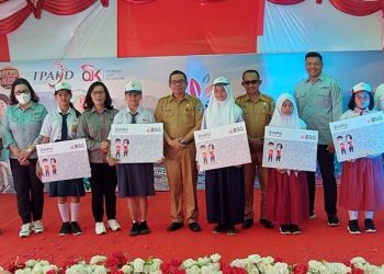 TOTABUAN.CO BOLMONG – Dinas Pendidikan Kabupaten Bolaang Mongondow (Bolmong) akan menerbitkan surat tentang Program Satu Rekening Satu Pelajar ke semua SMP dan SD. Hal itu menyusul Peraturan Presiden Nomor 114 Tahun 2020 tentang Strategi Nasional Keuangan Inklusif dan Keputusan Presiden Nomor 26 Tahun 2019 tentang Hari Indonesia Menabung. Menurut Kepala Dinas Pendidikan Bolmong Renti Mokoginta,  surat yang akan disebar ke semua sekolah mulai SD hingga SMP itu untuk mengimplementasikan Program Satu Rekening Satu Pelajar (KEJAR) dalam rangka membangun pendidikan karakter budaya menabung sejak dini di lembaga keuangan formal bagi peserta didik. “Iya, akan kita keluarkan surat dalam rangka menindaklanjuti Program Satu Rekening Satu Pelajar ke semua SMP dan SD di Kabupaten Bolmong,” kata Renti usai menghadiri sosialisasi Program Satu Rekening Satu Pelajar di SMP Negeri 1 Lolak Selasa 13 September 2022. Renti mengatakan, surat tersebut untuk memastikan seluruh peserta didik mulai tingkat SD hingga SMP memiliki rekening tabungan di bank. Renti mengatakan, Dinas Pendidikan akan mendukung secara penuh sebagai upaya implementasi Program KEJAR di satuan pendidikan yang bekerja sama dengan sektor perbankan dengan segmentasi peserta didik. Sebelumnya Pejabat Bupati Bolmong Limi Mokodompit  yang diwakili Asisten Bidang Perekonomian dan Pembangunan Sekretaris Daerah, Zainudin Paputungan membuka sosialisasi Program Satu Pelajar Satu Rekening  (KEJAR) Tahun 2022. Sosialisasi tersebut, merupakan program KEJAR tahun 2022, sebagaimana tercantum pada peraturan Presiden (Perpres) Nomor 82 tahun 2016 tentang Strategi Nasional Keuangan Inklusif (SNKI). Selain itu, Surat Edaran Gubernur Sulawesi Utara Nomor : 580/22.4229/Sekr-Ro.Ekon tentang program Satu Rekening Satu Pelajar. Sosialisasi itu bekerjasama dengan PT Bank Sulut Gorontalo (Bank SulutGo) menggandeng OJK. Zainudin saat menyampaikan Pemkab Bolmong mendukung program KEJAR juga untuk mendorong setiap pelajar gemar menabung. Direktur operasional PT Bank Sulut Gorontalo (BSG) Louisa Parengkuan mengatakan, program Satu Rekening Satu Pelajar yang akan dilaksanakan di Kabupaten Bolmong menargetkan 2 ribu pelajar. Caranya hanya melampirkan KTP orang tua siswa dan kartu keluarga. “Untuk pembukaan rekening setiap pelajar, hanya 5 ribu rupiah saja,” ujar Louisa. Program KEJAR lanjutnya, diharapkan dapat meningkatkan literasi keuangan dikalangan pelajar untuk membantu membentuk karakter anak Indonesia yang membudayakan menabung sejak dini. Ia berharap program  Satu Pelajar Satu Rekening bisa sukses melalui dorongan semua elemen termasuk para guru dan orang tua murid. Kepala BSG Cabang Lolak David Yunus menambahkan, pelaksanaan sosialisasi ini diharapkan mampu mewujudkan sinergitas yang baik antara Pemkab Bolmong dan BSG yang nantinya bisa membantu meningkatkan inklusi keuangan. “Semoga setelah kegiatan ini para pelajar akan semakin sadar pentingnya menabung dan akan menjadi kebiasaan sampai tua. Karena menabung membantu memulihkan Perekonomian Bangsa. Kami berharap semoga kegiatan ini memberikan manfaat kepada seluruh peserta terutama untuk para pelajar di Kabupaten Bolmong,” sambung David. Berdasarkan data dari Dinas Pendidikan jumlah SMP yang ada di Kabupaten Bolmong berjumlah 71 sekolah dengan jumlah siswa mencapai 8745. Sedangkan SD berjumlah 224 sekolah dengan jumlah siswa mencapai 21322. (*)