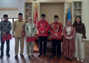 TOTABUAN.CO BOLMONG – Sedikitnya lima orang diangkat menjadi staf khusus di lingkungan Pemkab Bolaang Mongondow (Bolmong). Kelima staf khusus itu resmi bekerja berdasarkan surat keputusan bupati terhitung mulai 1 September 2022. Mereka yang diangkat sebagai staf khusus bupati itu yakni, Widy Mokoginta, Yusuf Mooduto, Arudji Mongilong, Hasni Wantasen dan Kezia Tuuk. Penjabat Bupati Bolmong Limi Mokodompit menyerahkan langsung SK kepada kelima staf khusus di ruang kerja bupati Kamis 22 September 2022.     “Selamat menjalankan tugas kepada kelima staf khusus yang baru,” kata Limi. Pengangkatan staf khusus bupati  dalam rangka membantu peningkatan kinerja Bupati di sejumlah bidang. Seperti membantu Bupati melaksanakan identifikasi dan analisis pokok permasalahan di bidang pemerintahan dan pembangunan yang urgen dan strategis terkait penyusunan perencanaan, pelaksanaan dan evaluasi pembangunan daerah. Melaksanakan tugas lainnya yang diperintahkan oleh Bupati yang tidak bertentangan dengan peraturan perundang-undangan yang berlaku. Untuk diketahui jumlah staf khusus yang bertugas di lingkup Pemkab Bolmong  berjumlah 7 orang. Karena sebelumnya dua diantaranya sudah diangkat terlebih dahulu. Yakni Ulfa Paputungan dan Salihi B Mokodongan. Ketujuh staf khusus akan bertugas di bidang masing-masing. Mereka berasal dari latar belakang yang berbeda. (*)