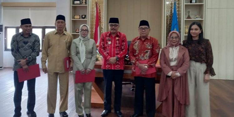 TOTABUAN.CO BOLMONG – Sedikitnya lima orang diangkat menjadi staf khusus di lingkungan Pemkab Bolaang Mongondow (Bolmong). Kelima staf khusus itu resmi bekerja berdasarkan surat keputusan bupati terhitung mulai 1 September 2022. Mereka yang diangkat sebagai staf khusus bupati itu yakni, Widy Mokoginta, Yusuf Mooduto, Arudji Mongilong, Hasni Wantasen dan Kezia Tuuk. Penjabat Bupati Bolmong Limi Mokodompit menyerahkan langsung SK kepada kelima staf khusus di ruang kerja bupati Kamis 22 September 2022.     “Selamat menjalankan tugas kepada kelima staf khusus yang baru,” kata Limi. Pengangkatan staf khusus bupati  dalam rangka membantu peningkatan kinerja Bupati di sejumlah bidang. Seperti membantu Bupati melaksanakan identifikasi dan analisis pokok permasalahan di bidang pemerintahan dan pembangunan yang urgen dan strategis terkait penyusunan perencanaan, pelaksanaan dan evaluasi pembangunan daerah. Melaksanakan tugas lainnya yang diperintahkan oleh Bupati yang tidak bertentangan dengan peraturan perundang-undangan yang berlaku. Untuk diketahui jumlah staf khusus yang bertugas di lingkup Pemkab Bolmong  berjumlah 7 orang. Karena sebelumnya dua diantaranya sudah diangkat terlebih dahulu. Yakni Ulfa Paputungan dan Salihi B Mokodongan. Ketujuh staf khusus akan bertugas di bidang masing-masing. Mereka berasal dari latar belakang yang berbeda. (*)