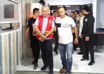 TOTABUAN.CO KOTAMOBAGU -- Kejaksaan Negeri Kotamobagu menolak berkas pemohonan penangguhan tersangka kasus dugaan korupsi pasar Genggulang. Hal itu disampaikan Kepala Seksi Intel Kejaksaan Negeri Kotambagu Meidy Wensen. “Permohonan penangguhan ditolak,” kata Wensen Kamis 1 September 2022. Kasus dugaan korupsi pasar Genggulang, Kejaksaan Negeri Kotamobagu telah menetapkan dua orang sebagai tersangka. Mereka adalah HJA yang tidak lain sebagai mantan Kadis Perdagangan dan Koperasi serta SI selaku  kontraktor. Diakui, tersangka HJA telah memasukan permohonan penangguhan, namun ditolak. “Permohonan penangguhan tersangka HJA, belum  di Acc atau belum mendapat persetujuan,” tambahnya. Selain permohonan penangguhan dugaan korupsi pasar Genggulang, Wensen juga mengatakan, jika Kejaksaan Negeri Kotamobagu juga menolak permohonan penangguhan tersangka kasus dugaan korupsi pasar Kuliner. Kasus pasar kuliner, Kejaksaan Negeri Kotamobagu telah menetapkan 4 orang sebagai tersangka dan saat ini dititip di Rutan Kotamobagu. Dari ke 4 tersangka, salah satunya adalah HJA. Sedangkan ketiga tersangka lainnya yakni MM selaku Pejabat Pembuat Komitmen (PPK), YS selaku Direktur CV Fajar dan DD selaku kontraktor  yang tidak lain suami YS. Peromohanan penangguhan, sebagai bentuk upaya hukum. Sebab DD sendiri juga diketahui merupakan bendahara DPD Nasdem Kotamobagu. Kuasa Hukum Partai Nasdem Provinsi Sulut, Nasrun Koto membenarkan, jika permohonan penangguhan belum disetujui pihak Kejaksaan Negeri Kotamobagu. Sebab DD sendiri dikabarkan dalam proses akan melangsungkan proses Pergantian Antar Waktu (PAW) sebagai anggota DPRD Kotamobagu. Meski begitu kata Nasrun, proses PAW di internal partai tetap diupayakan. “Untuk saat ini, proses PAW ditangani DPP Nasdem. Kita upayakan lagi penangguhan untuk proses PAW meski hanya satu hari. Kita menunggu informasi dari DPP,” kata Nasrun. (*)