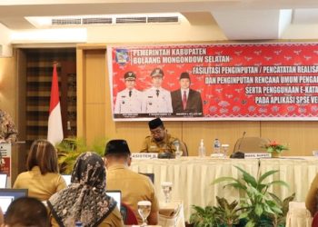 TOTABUAN.CO BOLSEL – Pemkab Bolaang Mongondow Selatan (Bolsel) terus melakukan peningkatan kapasitas bagi aparaturnya dalam bidang pengadaan barang dan jasa. Salah satunya dengan melaksanakan kegiatan fasilitasi Penginputan Rencana Umum Pengadaan (RUP) APBD-P Tahun anggaran 2022 tentang pencatatan pengadaan barang dan jasa serta fasilitasi penggunaan e-Katalog lokal pada Aplikasi SPSE Versi 4.5. Kegiatan yang dilaksanakan di Hotel Quality Manado, itu dibuka Wakil Bupati Bolsel Deddy Abdul Hamid dihadiri Asisten II Bidang Ekonomi dan Pembangunan Mohamad Suja Alamri SPd, Kabag PBJ Setda Anas Kangiden, pimpinan PD beserta jajaran ASN dan peserta. Wakil Bupati Bolsel Deddy mengatakan, kegiatan ini merupakan salah satu upaya pemerintah daerah dalam mewujudkan implementasi Peraturan Presiden Nomor 12 Tahun 2021 tentang pengadaan barang dan jasa pemerintah. Selain itu, surat edaran bersama Mendagri dan Kepala LKPP Nomor 1 Tahun 2021 tentang percepatan pelaksanaan pengadaan barang dan jasa dalam pengelolaan keuangan daerah serta surat edaran KPK Nomor 14 Tahun 2022 tentang pencegahan korupsi pengadaan barang dan jasa melalui Implementasi e-katalog elektronik (e-Katalog). "Saya apresiasi atas kegiatan yang dilaksanakan bagian pengadaan barang dan jasa (PBJ),” kata Deddy Selasa 27 September 2022. Ia menegaskan, agar setelah pelaksanaan kegiatan untuk melaporkan hasil. Mengingat materi-materi yang disampaikan dalam kegiatan ini sangat penting. “Diharapkan peserta mengikuti kegiatan ini dengan sungguh-sungguh serta penuh tanggung jawab,” tegasnya. "Saya berharap setelah mengikuti kegiatan ini, para ASN bekerja secara lebih profesional sehingga semua pekerjaan  terlaksana dengan baik sesuai aturan yang berlaku," sambungnya saat membuka sambutan. (*)