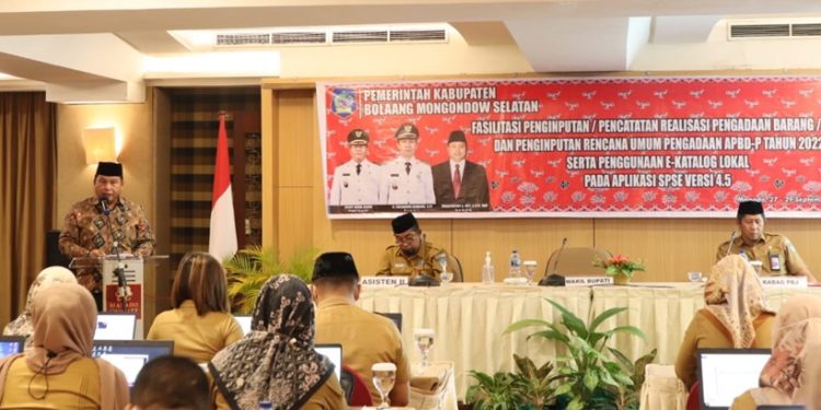 TOTABUAN.CO BOLSEL – Pemkab Bolaang Mongondow Selatan (Bolsel) terus melakukan peningkatan kapasitas bagi aparaturnya dalam bidang pengadaan barang dan jasa. Salah satunya dengan melaksanakan kegiatan fasilitasi Penginputan Rencana Umum Pengadaan (RUP) APBD-P Tahun anggaran 2022 tentang pencatatan pengadaan barang dan jasa serta fasilitasi penggunaan e-Katalog lokal pada Aplikasi SPSE Versi 4.5. Kegiatan yang dilaksanakan di Hotel Quality Manado, itu dibuka Wakil Bupati Bolsel Deddy Abdul Hamid dihadiri Asisten II Bidang Ekonomi dan Pembangunan Mohamad Suja Alamri SPd, Kabag PBJ Setda Anas Kangiden, pimpinan PD beserta jajaran ASN dan peserta. Wakil Bupati Bolsel Deddy mengatakan, kegiatan ini merupakan salah satu upaya pemerintah daerah dalam mewujudkan implementasi Peraturan Presiden Nomor 12 Tahun 2021 tentang pengadaan barang dan jasa pemerintah. Selain itu, surat edaran bersama Mendagri dan Kepala LKPP Nomor 1 Tahun 2021 tentang percepatan pelaksanaan pengadaan barang dan jasa dalam pengelolaan keuangan daerah serta surat edaran KPK Nomor 14 Tahun 2022 tentang pencegahan korupsi pengadaan barang dan jasa melalui Implementasi e-katalog elektronik (e-Katalog). "Saya apresiasi atas kegiatan yang dilaksanakan bagian pengadaan barang dan jasa (PBJ),” kata Deddy Selasa 27 September 2022. Ia menegaskan, agar setelah pelaksanaan kegiatan untuk melaporkan hasil. Mengingat materi-materi yang disampaikan dalam kegiatan ini sangat penting. “Diharapkan peserta mengikuti kegiatan ini dengan sungguh-sungguh serta penuh tanggung jawab,” tegasnya. "Saya berharap setelah mengikuti kegiatan ini, para ASN bekerja secara lebih profesional sehingga semua pekerjaan terlaksana dengan baik sesuai aturan yang berlaku," sambungnya saat membuka sambutan. (*)