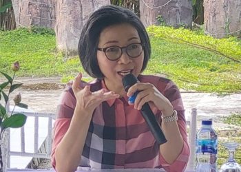 TOTABUAN.CO POLITIK – Kendati Pemilu baru akan diilaksanakan pada 2024 mendatang, namun gelombang politik menuju hajat politik terus mengemuka. Dari sejumlah figur yang disebut-sebut akan maju, salah satunya tokoh politik Sulawesi Utara (Sulut) Yasti Soepredjo Mokoagow (YSM). Sejumlah tokoh menilai Yasti masih sangat layak maju kembali ke DPR RI 2024 mendatang. Pengalaman dua kali duduk di Komisi V serta pernah menjabat Bupati Bolaang Mongondow (Bolmong), menjadi alasan mengapa Yasti Soepredjo Mokoagow disebut masih sangat tepat menjadi wakil rakyat di Senayatan bagi warga Sulut, khususnya di Bolaang Mongondow Raya (BMR). Suriansyah Korompot misalnya, tokoh politik Kabupaten Bolaang Mongondow Utara (Bolmut) ini menyatakan, jika Yasti Soepredo Mokoagow masih sangat layak duduk kembali di DPR RI. Dengan kualitas dan kemampuan yang dimiliki, Yasti pernah diemban sebagai Ketua Komisi V di DPR RI. “Bagi saya Ibu Yasti masih sangat layak mencalonkan diri maju ke DPR RI. Ibu Yasti punya pengalaman. Dua kali duduk di Komisi V, satu periode sebagai Bupati, tentu itu menjadi ukuran saya,” kata politisi Perindo ini. Menurutnya, lepas berbedah pandangan politik, namun bagi BMR harus mampu mengirim wakil rakyat di senayan. Hhal ini demi kepentingan masyarakat Sulut, khususnya bagi warga BMR. Selain tokoh politik Bolmut Suriansyah Korompot, suport dan penilaian datang dari tokoh masyarakat Bolaang Mongondow Selatan (Bolsel) Saleh Gobel. Ia melihat sosok Yasti masih sangat cocok kembali ke DPR RI. Selain itu, Yasti punya kemampuan untuk mendatangakan anggaran ke Sulut berdasarkan pengalamannya dua periode duduk di DPR RI. "Ibu Yasti punya kualitas mumpuni, dan kalau kemudian diterpilih, sudah punya pengalaman," ucapnya. Ia menilai, sosok Yasti Soepredjo Mokoagow masih energik untuk menjadi wakil rakyat Sulut khususnya bagi warga BMR. Tentu ketika duduk  nanti,  Yasti tahu betul apa yang akan menjadi kebutuhan masyarakat setelah duduk menjadi anggota DPR RI. “Ya, kalau ditanya layak atau tidak layak, bagi saya Ibu Yasti itu masih sangat layak kembali ke DPR RI. Karena pengalamannya, tentu ini menjadi alasan saya,” ungkap Gobel. Hal yang sama juga dikatakan tokoh masyarakat Bolaang Mongondow (Bolmong) Ichdar Damogalad. Ketua Kadin Bolmong ini menyatakan, pada Pileg 2024 Sulut khususnya BMR harus punya keterwakilan di DPR RI. Sejumlah figur-figur yang disebut katanya, salah satunya Yasti Soepredjo Mokoagow. “Pengalaman dan kemampuan Ibu Yasti sudah kita tahu bersama. Dua kali duduk sebagai anggota DPR RI, Bupati Bolmong tentu masih sangat layak maju kembali ke DPR RI,” ungkap Ichdar. Sebagai mantan kepala daerah, tentu Yasti sangat memahami apa yang menjadi kebutuhan masyarakat. Hal inilah yang harus dipikirkan oleh masyarakat BMR. Tokoh masyarakat Boltim Sehan Mokoapa Mokoagow pun ikut mendorong, agar pada Pileg 2024 nanti, Sulut khususnya di BMR harus ada keterwakilan siapa yang menjadi wakil rakyat. “Ini harus kita edukasi ke masyarakat sejak sekarang agar BMR punya wakil di DPR RI nanti. Siapa yang paling pas dan paling layak untuk menjadi wakil rakyat di Senayan nanti. Bicara Ibu Yasti, tentu sudah tidak diragukan lagi. Kemamuannya di atas rata-rata. Beliau (Yast red) sudah tahu apa yang dia lakukan bagi masyarakat di BMR. Jadi bagi saya, Ibu Yasti masih layak,” katanya. Anggota DPRD Kabupaten Boltim Sofyan Alhabsy pun memiliki pemikiran yang sama. Menurutnya lepas dari perbedaan pandangan politik, namun sosok Yasti kariernya sudah teruji. “Jika ditanya layak atau tidak, Yasti Soepredjo Mokoagow masih sangat layak kembali di DPR RI,” ungkap Sofyan. Ia menilai, sosok Yasti punya pengalaman yang mumpuni. Dua kali duduk di Komisi V serta pernah menjabat sebagai Bupati Bolmong, menjadi modal untuk memperjuangkan kebutuhan warga di BMR. Selain itu Yasti adalah contoh politisi yang berhasil. Dengan kualitas dan kemampuan yang dimiliki, jabatan strategis pernah diemban saat dudud di Komisi V lalu. "Kita harus jeli dan rasional untuk melihat siapa yang paling layak untu menjadi wakil rakyat meski hak itu ada di tangan rakyat. Nah Ibu Yasti salah satu politisi Sulut yang kita tahu kemampuan dan kualitasnya saat menjadi anggota DPR,” sambung tokoh masyarakat Kotamobagu Yudha Rantung. Sebelum menjadi Bupati Bolmong, Yasti merupakan anggota DPR RI. Kemudian dipercayakan menjabat sebagai Ketua Komisi V. “Bagi saya, BMR harus mengirim dua figur ke DPR seperti dulu. Kita sudah bisa lihat siapa-siapa yang punya peluang. Termasuk salah satu anak mudah Anugerah Aditya Moha yang pernah duduk sebagai anggota DPR RI,” sentilnya. Sebelumnya Mantan Bupati Bolmong ini menyatakan, tekadnya untuk maju bertarung kembali ke DPR RI. Politisi Sulut ini mengaku, pengabdian kepada rakyat Sulut terus akan dilakukan dengan akan kembali mencalonkan diri maju di Pileg 2024. Bagi Yasti kembali maju  bertarung ke DPR RI, bukanlah kali pertama. Pada periode sebelumnya, Yasti terpilih menjadi anggota DPR RI periode 2009-2014 dari PAN. Kemudian terpilih  periode kedua 2014-2016. Saat duduk duduk di DPR RI, Yasti  dipercayakan sebagai Ketua Komisi V. Pada periode 2017- 2022 Yasti dilantik sebagai Bupati Bolmong berpasangan dengan Yanny Ronny. Di Pilleg 2024 nanti, Yasti rencananya akan diusung PDI Perjuangan untuk dapil Sulut. Rencana tersebut, bahkan Yasti masuk di lineup. Peta perjalanan menuju Pileg 2024, sebenarnya sudah akan dimulai pada tahun depan. Sebab sebelum Pileg dimulai, partai politik sudah mulai bergerak untuk mensosialisasikan kandidat yang akan diusung. Bahkan Wakil Ketua DPD PDI Perjuangan Sulut Steven Kandouw  sudah mulai memperkenalkan sosok Yasti yang akan dicalonkan nanti. Yasti dinilai salah satu figur potensial untuk mendulang suara di BMR dengan kalkulasi politik dukungan partai. Pengamat Politik Sulut Fery Dauud Liando berpendapat ada 5 indikator yang bisa membuat peluang seorang calon anggota DPR dapat terpilih. Pertama diusung oleh parpol yang kuat secara struktur dan kelembagaan. Selain itu memiliki reputasi dan popularitas yang baik, memiliki jaringan organisasi yang luas, dukungan dari sejumlah tokoh termasuk kepala daerah. Sebab selama ini baik faktor dukungan kepala daerah dengan memanfaatkan aparat birokrasi dalam memobilisasi masyarakat. Selain itu dilihat dari siapa kompetitor atau lawan politiknya. “Jika akan diusung PDI Perjuangan, Nasdem, Gerindra  atau Golkar, tentu peluang Yasti sangat baik,” kata Ferry. Keinginan PDI Perjuangan itu bukan tidak beralasan. Karena  Yasti dinilai masih potensial untuk kembali duduk sebagai anggota DPR RI. “Jika benar Ibu Yasti akan digadang PDI Perjuangan maju ke DPR RI pada Pemilu 2024 mendatang, hal itu kemungkinan besar terjadi,” ujar Dosen Kepemiluan Fakultas Ilmu Sosial Ilmu Politik Universitas Sam Ratulangi Manado ini. Menurutnya, rencana untuk merekrut mantan Ketua Komisi V DPR RI ini, karena PDIP berusaha mendominasi perolehan kursi perwakilan Sulut ke Senayan. “Dengan memilih Ibu Yasti, maka peluang PDI Perjuangan tetap akan diuntungkan,” tambahnya. Selain memiliki elektabilitas yang tinggi karena popularitasnya, sosok  Yasti katanya, merupakan merepresentasi tiga hal. Yakni  representasi etnik Bolmong, representasi perempuan dan representasi muslim. “Jadi tidak sulit bagi Yasti untuk mendapatkan kursi itu. Pengalaman selama ini, kontribusi kepala daerah dalam memenangkan calon yang didukung sangat efektif dan berpengaruh besar,” pungkasnya. (*)