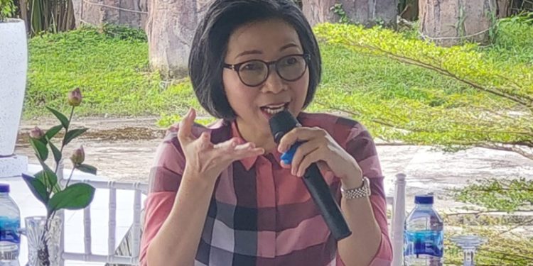 TOTABUAN.CO POLITIK – Kendati Pemilu baru akan diilaksanakan pada 2024 mendatang, namun gelombang politik menuju hajat politik terus mengemuka. Dari sejumlah figur yang disebut-sebut akan maju, salah satunya tokoh politik Sulawesi Utara (Sulut) Yasti Soepredjo Mokoagow (YSM). Sejumlah tokoh menilai Yasti masih sangat layak maju kembali ke DPR RI 2024 mendatang. Pengalaman dua kali duduk di Komisi V serta pernah menjabat Bupati Bolaang Mongondow (Bolmong), menjadi alasan mengapa Yasti Soepredjo Mokoagow disebut masih sangat tepat menjadi wakil rakyat di Senayatan bagi warga Sulut, khususnya di Bolaang Mongondow Raya (BMR). Suriansyah Korompot misalnya, tokoh politik Kabupaten Bolaang Mongondow Utara (Bolmut) ini menyatakan, jika Yasti Soepredo Mokoagow masih sangat layak duduk kembali di DPR RI. Dengan kualitas dan kemampuan yang dimiliki, Yasti pernah diemban sebagai Ketua Komisi V di DPR RI. “Bagi saya Ibu Yasti masih sangat layak mencalonkan diri maju ke DPR RI. Ibu Yasti punya pengalaman. Dua kali duduk di Komisi V, satu periode sebagai Bupati, tentu itu menjadi ukuran saya,” kata politisi Perindo ini. Menurutnya, lepas berbedah pandangan politik, namun bagi BMR harus mampu mengirim wakil rakyat di senayan. Hhal ini demi kepentingan masyarakat Sulut, khususnya bagi warga BMR. Selain tokoh politik Bolmut Suriansyah Korompot, suport dan penilaian datang dari tokoh masyarakat Bolaang Mongondow Selatan (Bolsel) Saleh Gobel. Ia melihat sosok Yasti masih sangat cocok kembali ke DPR RI. Selain itu, Yasti punya kemampuan untuk mendatangakan anggaran ke Sulut berdasarkan pengalamannya dua periode duduk di DPR RI. "Ibu Yasti punya kualitas mumpuni, dan kalau kemudian diterpilih, sudah punya pengalaman," ucapnya. Ia menilai, sosok Yasti Soepredjo Mokoagow masih energik untuk menjadi wakil rakyat Sulut khususnya bagi warga BMR. Tentu ketika duduk  nanti,  Yasti tahu betul apa yang akan menjadi kebutuhan masyarakat setelah duduk menjadi anggota DPR RI. “Ya, kalau ditanya layak atau tidak layak, bagi saya Ibu Yasti itu masih sangat layak kembali ke DPR RI. Karena pengalamannya, tentu ini menjadi alasan saya,” ungkap Gobel. Hal yang sama juga dikatakan tokoh masyarakat Bolaang Mongondow (Bolmong) Ichdar Damogalad. Ketua Kadin Bolmong ini menyatakan, pada Pileg 2024 Sulut khususnya BMR harus punya keterwakilan di DPR RI. Sejumlah figur-figur yang disebut katanya, salah satunya Yasti Soepredjo Mokoagow. “Pengalaman dan kemampuan Ibu Yasti sudah kita tahu bersama. Dua kali duduk sebagai anggota DPR RI, Bupati Bolmong tentu masih sangat layak maju kembali ke DPR RI,” ungkap Ichdar. Sebagai mantan kepala daerah, tentu Yasti sangat memahami apa yang menjadi kebutuhan masyarakat. Hal inilah yang harus dipikirkan oleh masyarakat BMR. Tokoh masyarakat Boltim Sehan Mokoapa Mokoagow pun ikut mendorong, agar pada Pileg 2024 nanti, Sulut khususnya di BMR harus ada keterwakilan siapa yang menjadi wakil rakyat. “Ini harus kita edukasi ke masyarakat sejak sekarang agar BMR punya wakil di DPR RI nanti. Siapa yang paling pas dan paling layak untuk menjadi wakil rakyat di Senayan nanti. Bicara Ibu Yasti, tentu sudah tidak diragukan lagi. Kemamuannya di atas rata-rata. Beliau (Yast red) sudah tahu apa yang dia lakukan bagi masyarakat di BMR. Jadi bagi saya, Ibu Yasti masih layak,” katanya. Anggota DPRD Kabupaten Boltim Sofyan Alhabsy pun memiliki pemikiran yang sama. Menurutnya lepas dari perbedaan pandangan politik, namun sosok Yasti kariernya sudah teruji. “Jika ditanya layak atau tidak, Yasti Soepredjo Mokoagow masih sangat layak kembali di DPR RI,” ungkap Sofyan. Ia menilai, sosok Yasti punya pengalaman yang mumpuni. Dua kali duduk di Komisi V serta pernah menjabat sebagai Bupati Bolmong, menjadi modal untuk memperjuangkan kebutuhan warga di BMR. Selain itu Yasti adalah contoh politisi yang berhasil. Dengan kualitas dan kemampuan yang dimiliki, jabatan strategis pernah diemban saat dudud di Komisi V lalu. "Kita harus jeli dan rasional untuk melihat siapa yang paling layak untu menjadi wakil rakyat meski hak itu ada di tangan rakyat. Nah Ibu Yasti salah satu politisi Sulut yang kita tahu kemampuan dan kualitasnya saat menjadi anggota DPR,” sambung tokoh masyarakat Kotamobagu Yudha Rantung. Sebelum menjadi Bupati Bolmong, Yasti merupakan anggota DPR RI. Kemudian dipercayakan menjabat sebagai Ketua Komisi V. “Bagi saya, BMR harus mengirim dua figur ke DPR seperti dulu. Kita sudah bisa lihat siapa-siapa yang punya peluang. Termasuk salah satu anak mudah Anugerah Aditya Moha yang pernah duduk sebagai anggota DPR RI,” sentilnya. Sebelumnya Mantan Bupati Bolmong ini menyatakan, tekadnya untuk maju bertarung kembali ke DPR RI. Politisi Sulut ini mengaku, pengabdian kepada rakyat Sulut terus akan dilakukan dengan akan kembali mencalonkan diri maju di Pileg 2024. Bagi Yasti kembali maju  bertarung ke DPR RI, bukanlah kali pertama. Pada periode sebelumnya, Yasti terpilih menjadi anggota DPR RI periode 2009-2014 dari PAN. Kemudian terpilih  periode kedua 2014-2016. Saat duduk duduk di DPR RI, Yasti  dipercayakan sebagai Ketua Komisi V. Pada periode 2017- 2022 Yasti dilantik sebagai Bupati Bolmong berpasangan dengan Yanny Ronny. Di Pilleg 2024 nanti, Yasti rencananya akan diusung PDI Perjuangan untuk dapil Sulut. Rencana tersebut, bahkan Yasti masuk di lineup. Peta perjalanan menuju Pileg 2024, sebenarnya sudah akan dimulai pada tahun depan. Sebab sebelum Pileg dimulai, partai politik sudah mulai bergerak untuk mensosialisasikan kandidat yang akan diusung. Bahkan Wakil Ketua DPD PDI Perjuangan Sulut Steven Kandouw  sudah mulai memperkenalkan sosok Yasti yang akan dicalonkan nanti. Yasti dinilai salah satu figur potensial untuk mendulang suara di BMR dengan kalkulasi politik dukungan partai. Pengamat Politik Sulut Fery Dauud Liando berpendapat ada 5 indikator yang bisa membuat peluang seorang calon anggota DPR dapat terpilih. Pertama diusung oleh parpol yang kuat secara struktur dan kelembagaan. Selain itu memiliki reputasi dan popularitas yang baik, memiliki jaringan organisasi yang luas, dukungan dari sejumlah tokoh termasuk kepala daerah. Sebab selama ini baik faktor dukungan kepala daerah dengan memanfaatkan aparat birokrasi dalam memobilisasi masyarakat. Selain itu dilihat dari siapa kompetitor atau lawan politiknya. “Jika akan diusung PDI Perjuangan, Nasdem, Gerindra  atau Golkar, tentu peluang Yasti sangat baik,” kata Ferry. Keinginan PDI Perjuangan itu bukan tidak beralasan. Karena  Yasti dinilai masih potensial untuk kembali duduk sebagai anggota DPR RI. “Jika benar Ibu Yasti akan digadang PDI Perjuangan maju ke DPR RI pada Pemilu 2024 mendatang, hal itu kemungkinan besar terjadi,” ujar Dosen Kepemiluan Fakultas Ilmu Sosial Ilmu Politik Universitas Sam Ratulangi Manado ini. Menurutnya, rencana untuk merekrut mantan Ketua Komisi V DPR RI ini, karena PDIP berusaha mendominasi perolehan kursi perwakilan Sulut ke Senayan. “Dengan memilih Ibu Yasti, maka peluang PDI Perjuangan tetap akan diuntungkan,” tambahnya. Selain memiliki elektabilitas yang tinggi karena popularitasnya, sosok  Yasti katanya, merupakan merepresentasi tiga hal. Yakni  representasi etnik Bolmong, representasi perempuan dan representasi muslim. “Jadi tidak sulit bagi Yasti untuk mendapatkan kursi itu. Pengalaman selama ini, kontribusi kepala daerah dalam memenangkan calon yang didukung sangat efektif dan berpengaruh besar,” pungkasnya. (*)