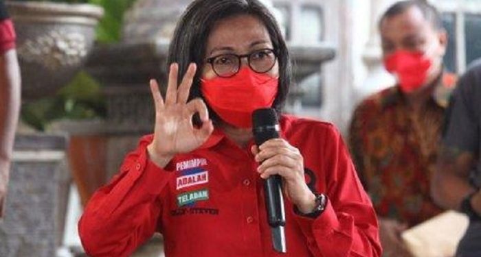 TOTABUAN.CO POLITIK – Politisi perempuan muslim Sulawesi Utara (Sulut) Yasti Soepredjo Mokoagow nantinya akan kembali mencalonkan maju sebagai calon legislatif Dapil Sulut 2024 mendatang lewat PDI Perjuangan. Apalagi sudah ada sinyal kuat dari pengurus PDI Perjuangan Sulut, untuk menyiapkan mantan Ketua Komisi V ini masuk dalam daftar line up PDI Perjuangan di Pileg 2024 Dapil Sulut nanti. Pengalaman dua kali duduk sebagai anggota DPR RI serta pernah menjabat sebagai Bupati Bolmong, tak heran nama Yasti Soepredjo Mokoagow mendapat tempat bagi salah satu Parpol pemenang pemilu di Sulut ini. Bahkan beberapa waktu lalu, Wakil Ketua DPD PDI Perjuangan Sulut Steven Kandou menyebut, Yasti Soepredjo Mokoagow layak kembali berkiprah di tingkat Nasional sebagai wakil rakyat Sulut sebagaimana posisi sebelumnya sebagai anggota DPR RI. Selain itu sosok YSM singkatan Yasti Soepredjo Mokoagow, masih berpengaruh. Bahkan, boleh menjadi penentu siapa Legacy atau figur pewaris untuk maju di Pilkada Bolmong 2024 mendatang, ucap Steven beberapa waktu lalu. Hal ini bukan tanpa sebab, karena PDI Perjuangan sendiri sudah memantapkan sikap untuk memasukan sosok mantan Ketua Komisi V DPR RI ini untuk dicalonkan lagi di Pileg 2024 mendatang. Mantan Ketua DPRD Provinsi Sulut ini pun secara terbuka mengungkapkan, figur Yasti Soepredjo Mokoagow punya kapasitas untuk bertarung di tingkat nasional bukan lagi kelas kabupaten. “Ibu Yasti ini, akan kembali berkiprah di Jakarta. Karena kelasnya bukan lagi di Kabupaten Bolmong, tapi nasional,” ujar Steven. Menurutnya keikutsertaan Yasti di Pilkada Bolmong 2017 lalu, hanya karena keterpanggilan hati untuk mengabdi. Tapi ke depan, Yasti harus kembali berkiprah di Senayan. “Saat ini saya harus katakan, bahwa sekarang Ibu Yasti akan dicalonkan lewat PDI Perjuangan untuk kembali berkiprah di pusat,” tandasnya. (*)