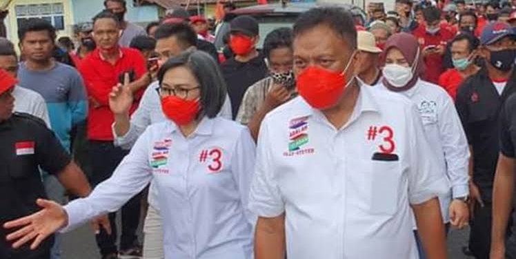 TOTABUAN.CO POLITIK -- Yasti Soepredjo Mokoagow resmi mendaftar sebagai bakal calon legislatif (Bacaleg) untuk Pemilu 2024 lewat PDI Perjuangan. YSM singkatan Yasti Soepredjo Mokoagow mendaftar sebagai Bacaleg pada akhir pekan lalu. Pembukaan pendaftatan Bacaleg itu sesuai surat DPP PDI Perjuanhan Nomor: 4432/IN/DPP/IX/2022 tentang proses pendaftaran Bakal Calon legislatif Pemilu Tahun 2024 yang dilakukan selambat-lambatnya hingga akhir September 2022 ini. "Iya, sudah mendaftar Bacaleg di PDI Perjuangan secara online," kata Yasti Soepredjo Mokoagow Minggu 25 September 2024. Mantan Bupati Bolaang Mongondow (Bolmomg) ini mengatakan, DPP PDI Perjuangan telah membuka pendaftaran bakal calon legislatif Pemilu 2024 secara online. Proses pendaftaran itu katanya, format pendaftaran terdapat sejumlah kolom yang wajib diisi. Mulai data diri, pengalaman, organisasi saat ini. Selain itu wajib melampirkan foto diri, foto KTP dan foto KTA. Jika salah satu kolom tidak  terisi, secara otomatis ditolak oleh sistem, jelasnya. Diketahui nomor KTA Yasti Soepredjo Mokoagow sebagai Bacaleg PDI Perjuangan yakni 71011220260803680001. Diketahui hampir disemua jajaran pengurus PDI Perjuangan (PDIP) di Indonesia telah membuka rekrutmen bakal calon legislatif (caleg) untuk Pemilu 2024. DPP PDI Perjuangan sendiri sudah membuat link yang terbuka untuk publik, sehingga publik bisa mendaftar dari link yang dikelola oleh DPP partai. Usai menerima formulir pendaftaran, pengurus DPD dan DPC  PDI Perjuangan kemudian memverifikasi para bakal calon yang mendaftar melalui link daring tersebut. Untuk DPD dan DPC melakukan verifikasi sesuai dengan kewenangan yang diberikan DPP. Kewenangan pengurus untuk melakukan verifikasi dilakukan berjenjang sesuai dengan tingkat bakal caleg yang akan maju dalam kontestasi pada Pemilu mendatang. Untuk DPR RI hampir menjadi kewenangan mutlak DPP partai, DPD partai cuma memiliki kewenangan rekrutmen sekian persen. Kemudian untuk DPRD provinsi kewenangannya lebih banyak ada di pimpinan daerah partai. (*)