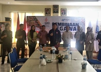 TOTABUAN.CO BOLMONG – Kepala BP2MI (Badan Perlindungan Pekerja Migran Indonesia) Sulawesi Utara Hendra Makalalag mengatakan, sangat bersyukur atas dukungan DPRD Kabupaten Bolaang Mongondow (Bolmong) untuk penganggaran terkait pelatihan bagi Calon Pekerja Migran Indonesia (CPMI) asal Bolmong. Hal itu setelah menerima kunjungan kerja Komisi III Kamis 6 Oktober 2022. Hendra menuturkan, tahun ini Pemkab Bolmong sudah menganggarkan dana lewat APBD untuk pelatihan bagi 50 CPMI asal Bolmong. Hal itu setelah penandatangan kerjasama antara BP2MI Pusat dengan Pemkab Bolmong beberapa waktu lalu. “Pada kunjungan Komisi III hari ini, kembali mendapat dukungan anggaran untuk tahun 2023 mendatang terkait pelatihan CMPI,” kata Hendra. Hendra menuturkan peluang kerja di luar negeri sangat terbuka lebar. Dengan penganggaran yang dilakukan pemerintah daerah bersama DPRD, menunjukan bukti keseriusan pemerintah terhadap anak-anak daerah momen peluang kerja di luar negeri. Hendra berujar, terdapat 56 negara yang membuka peluang penempatan bagi warga Indonesia. Selain itu, Hendra mengatakan, penempatan ke luar negeri juga menjawab masalah pengangguran di Indonesia khususnya di Kabupaten Bolmong. “Penempatan ke luar negeri bisa menekan angka pengangguran yang saat ini tinggi. Terlebih pasca masa Pandemi COVID 19,” katanya. “Jadi kunjungan dari Komisi III DPRD Bolaang Mongondow hari ini tentunya hal yang sangat menggembirakan bagi kami. Karena para wakil rakyat kita ini telah menyatakan dukungannya untuk pembiayaan pelatihan bahasa dan skill untuk CPMI Bolmong ,” kata Hendra. Wakil Ketua DPRD Bolmong yang juga anggota Komisi III Sulhan Manggabarani mengatakan, dukungan terhadap pembiayaan ini merupakan bentuk nyata dari pelaksanaan amanat UUD Nomor 18 tahun 2017. “Kami sangat mendukung pembiayaan pelatihan pendidikan dan skill bagi CPMI asal Bolmong karena dengan begini kami terbukti telah melaksanakan amanat UUD Nomor 18 Tahun 2017. Implementasinya nanti tahun 2023, namun Pemda sudah bersiap-siap agar pelaksanaan kedepannya nanti lancar dan tidak ada hambatan,” kata Sulhan. Dengan adanya pembiayaan ini, Ia yakin putra-putri Bolmong akan tergerak untuk bekerja ke luar negeri. “Apalagi ke Jepang sedang membutuhkan tenaga kerja. Apabila mereka berhasil bekerja, akan banyak sekali manfaatnya baik bagi pekerja migran, keluarganya, dan pastinya daerah juga akan lebih sejahtera,” tandas Sulhan.(*)