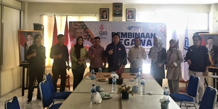 TOTABUAN.CO BOLMONG – Kepala BP2MI (Badan Perlindungan Pekerja Migran Indonesia) Sulawesi Utara Hendra Makalalag mengatakan, sangat bersyukur atas dukungan DPRD Kabupaten Bolaang Mongondow (Bolmong) untuk penganggaran terkait pelatihan bagi Calon Pekerja Migran Indonesia (CPMI) asal Bolmong. Hal itu setelah menerima kunjungan kerja Komisi III Kamis 6 Oktober 2022. Hendra menuturkan, tahun ini Pemkab Bolmong sudah menganggarkan dana lewat APBD untuk pelatihan bagi 50 CPMI asal Bolmong. Hal itu setelah penandatangan kerjasama antara BP2MI Pusat dengan Pemkab Bolmong beberapa waktu lalu. “Pada kunjungan Komisi III hari ini, kembali mendapat dukungan anggaran untuk tahun 2023 mendatang terkait pelatihan CMPI,” kata Hendra. Hendra menuturkan peluang kerja di luar negeri sangat terbuka lebar. Dengan penganggaran yang dilakukan pemerintah daerah bersama DPRD, menunjukan bukti keseriusan pemerintah terhadap anak-anak daerah momen peluang kerja di luar negeri. Hendra berujar, terdapat 56 negara yang membuka peluang penempatan bagi warga Indonesia. Selain itu, Hendra mengatakan, penempatan ke luar negeri juga menjawab masalah pengangguran di Indonesia khususnya di Kabupaten Bolmong. “Penempatan ke luar negeri bisa menekan angka pengangguran yang saat ini tinggi. Terlebih pasca masa Pandemi COVID 19,” katanya. “Jadi kunjungan dari Komisi III DPRD Bolaang Mongondow hari ini tentunya hal yang sangat menggembirakan bagi kami. Karena para wakil rakyat kita ini telah menyatakan dukungannya untuk pembiayaan pelatihan bahasa dan skill untuk CPMI Bolmong ,” kata Hendra. Wakil Ketua DPRD Bolmong yang juga anggota Komisi III Sulhan Manggabarani mengatakan, dukungan terhadap pembiayaan ini merupakan bentuk nyata dari pelaksanaan amanat UUD Nomor 18 tahun 2017. “Kami sangat mendukung pembiayaan pelatihan pendidikan dan skill bagi CPMI asal Bolmong karena dengan begini kami terbukti telah melaksanakan amanat UUD Nomor 18 Tahun 2017. Implementasinya nanti tahun 2023, namun Pemda sudah bersiap-siap agar pelaksanaan kedepannya nanti lancar dan tidak ada hambatan,” kata Sulhan. Dengan adanya pembiayaan ini, Ia yakin putra-putri Bolmong akan tergerak untuk bekerja ke luar negeri. “Apalagi ke Jepang sedang membutuhkan tenaga kerja. Apabila mereka berhasil bekerja, akan banyak sekali manfaatnya baik bagi pekerja migran, keluarganya, dan pastinya daerah juga akan lebih sejahtera,” tandas Sulhan.(*)