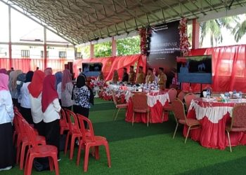 TOTABUAN.CO BOLSEL – Bupati Bolaang Mongondow Selatan (Bolsel) Iskandar Kamaru didampingi Wakil Bupati Deddy Abdul Hamid membuka Rapat Koordinasi (Rakor) pengintegrasian data Program Pendidikan Anak Usia Dini (PAUD) ke Aplikasi ‘SI PINTER BOLSEL’ (Sistem Informasi Penanganan stunting TER integrasi di Kabupaten Bolsel). Rakor yang dihadiri Ketua DPRD Bolsel Arifin Olii, Sekda Marzansius Arvan Ohy, para Asisten, pimpinan OPD, Camat, Staf Ahli, staf khusus, kreator Stunting, dinas pendidikan dan tim, pimpinan lembaga PAUD beserta operator lembaga pendidikan PAUD itu dilaksanakan di Lapangan Futsal kompleks perkantoran Panango, Senin 17 Oktober 2022. Saat membuka Rakor tersebut, Bupati Bolsel Iskandar Kamaru mengatakan, bahwa 1000 hari pertama adalah periode yang sensitif bagi kehidupan seorang anak. Sebab dampak dari pemenuhan gizi dan nutrisi lain yang tidak terpenuhi akan bersifat permanen dan tidak dapat diperbaiki. Sehingga menurut Bupati Iskandar Kamaru, diperlukan perhatian khusus atas pemenuhan gizi anak, utamanya pada periode ini. Salah satunya adala PAUD merupakan lembaga untuk mengedukasi masyarakat tentang prevalensi kasus stunting di tiap desa. “Ada dua komponen penting yang wajib berjalan beriringan untuk mendukung percepatan penurunan stunting di Bolsel. Pertama  komitmen pentahelix dalam bekerja sama dan bermitra untuk saling mendukung intervensi penurunan stunting secara holistik, integratif, tematik dan spasial serta memiliki keterukuran target yang jelas. Kedua, peran keluarga dalam mencegah stunting pada setiap fase kehidupan mulai dari janin dalam kandungan, bayi, balita, remaja, menikah, hamil, dan seterusnya,” ujar Bupati Iskandar Kamaru. Terkait kualitas data, perbaikan dan pemutakhiran data stunting yang akan menjadi rujukan untuk perencanaan monitoring dan evaluasi intervensi stunting hendaknya dilakukan dengan memperhatikan validitas dan akurasi data. Untuk itulah lanjut Iskandar, hadirnya aplikasi SI-PINTER BOLSEL, guna mendukung pengumpulan data yang baik serta agar cakupan data dapat dikelola dan diukur. “Saya minta mulai dari tingkat lembaga PAUD, Desa, Bidan desa dan petugas gizi Puskesmas bersama-sama dengan kader di desa untuk melakukan penelusuran bayi dan balita yang berpotensi Stunting. Seperti balita 2 bulan berturut-turut berat badan tidak naik, balita dengan gizi buruk dan gizi kurang, balita penderita penyakit kronis TBC dan alergi, serta balita dengan gangguan metabolisme,” pinta Bupati. Peran aktif pemerintah di wilayah khususnya Camat, diharapkan bisa turut membantu dalam suksesnya program ini. “Camat, saya minta agar dapat memfasilitasi serta mengkoordinir semua desa. Pastikan kegiatan untuk penurunan dan pencegahan Stunting di tingkat desa lewat dana transfer desa dan dana yang dikelola, melalui 5 paket layanan pokok yaitu. Layanan KIA, konseling gizi terpadu, perlindungan sosial, sanitasi dan air bersih serta layanan PAUD,” tegasnya. Bupati berharap sinergitas antar seluruh pemangku kepentingan dalam jalannya program ini dapat terus dikuatkan untuk mewujudkan Bolsel bebas Stunting. Sehingga mampu menguatkan komitmen seluruh pihak yang hadir, dalam menanggulangi permasalahan stunting, serta mampu merealisasikan program yang telah dirancang. (*)