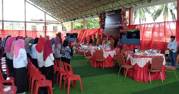 TOTABUAN.CO BOLSEL – Bupati Bolaang Mongondow Selatan (Bolsel) Iskandar Kamaru didampingi Wakil Bupati Deddy Abdul Hamid membuka Rapat Koordinasi (Rakor) pengintegrasian data Program Pendidikan Anak Usia Dini (PAUD) ke Aplikasi ‘SI PINTER BOLSEL’ (Sistem Informasi Penanganan stunting TER integrasi di Kabupaten Bolsel). Rakor yang dihadiri Ketua DPRD Bolsel Arifin Olii, Sekda Marzansius Arvan Ohy, para Asisten, pimpinan OPD, Camat, Staf Ahli, staf khusus, kreator Stunting, dinas pendidikan dan tim, pimpinan lembaga PAUD beserta operator lembaga pendidikan PAUD itu dilaksanakan di Lapangan Futsal kompleks perkantoran Panango, Senin 17 Oktober 2022. Saat membuka Rakor tersebut, Bupati Bolsel Iskandar Kamaru mengatakan, bahwa 1000 hari pertama adalah periode yang sensitif bagi kehidupan seorang anak. Sebab dampak dari pemenuhan gizi dan nutrisi lain yang tidak terpenuhi akan bersifat permanen dan tidak dapat diperbaiki. Sehingga menurut Bupati Iskandar Kamaru, diperlukan perhatian khusus atas pemenuhan gizi anak, utamanya pada periode ini. Salah satunya adala PAUD merupakan lembaga untuk mengedukasi masyarakat tentang prevalensi kasus stunting di tiap desa. “Ada dua komponen penting yang wajib berjalan beriringan untuk mendukung percepatan penurunan stunting di Bolsel. Pertama komitmen pentahelix dalam bekerja sama dan bermitra untuk saling mendukung intervensi penurunan stunting secara holistik, integratif, tematik dan spasial serta memiliki keterukuran target yang jelas. Kedua, peran keluarga dalam mencegah stunting pada setiap fase kehidupan mulai dari janin dalam kandungan, bayi, balita, remaja, menikah, hamil, dan seterusnya,” ujar Bupati Iskandar Kamaru. Terkait kualitas data, perbaikan dan pemutakhiran data stunting yang akan menjadi rujukan untuk perencanaan monitoring dan evaluasi intervensi stunting hendaknya dilakukan dengan memperhatikan validitas dan akurasi data. Untuk itulah lanjut Iskandar, hadirnya aplikasi SI-PINTER BOLSEL, guna mendukung pengumpulan data yang baik serta agar cakupan data dapat dikelola dan diukur. “Saya minta mulai dari tingkat lembaga PAUD, Desa, Bidan desa dan petugas gizi Puskesmas bersama-sama dengan kader di desa untuk melakukan penelusuran bayi dan balita yang berpotensi Stunting. Seperti balita 2 bulan berturut-turut berat badan tidak naik, balita dengan gizi buruk dan gizi kurang, balita penderita penyakit kronis TBC dan alergi, serta balita dengan gangguan metabolisme,” pinta Bupati. Peran aktif pemerintah di wilayah khususnya Camat, diharapkan bisa turut membantu dalam suksesnya program ini. “Camat, saya minta agar dapat memfasilitasi serta mengkoordinir semua desa. Pastikan kegiatan untuk penurunan dan pencegahan Stunting di tingkat desa lewat dana transfer desa dan dana yang dikelola, melalui 5 paket layanan pokok yaitu. Layanan KIA, konseling gizi terpadu, perlindungan sosial, sanitasi dan air bersih serta layanan PAUD,” tegasnya. Bupati berharap sinergitas antar seluruh pemangku kepentingan dalam jalannya program ini dapat terus dikuatkan untuk mewujudkan Bolsel bebas Stunting. Sehingga mampu menguatkan komitmen seluruh pihak yang hadir, dalam menanggulangi permasalahan stunting, serta mampu merealisasikan program yang telah dirancang. (*)