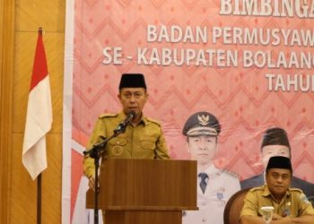 TOTABUAN.CO BOLSEL – Bupati Bolaang Mongondow Selatan (Bolsel) Iskandar Kamaru mengingatkan, tentang kewenangan yang menjadi fungsi Badan Permusyawaratan Desa (BPD). Hal itu disampaikan saat membuka bimbingan teknis (Bimtek) BPD tahun 2022 yang dilaksanakan di Hotel Aston Manado Selasa 25 Oktober 2022. Menurut Iskandar, ada tiga kewenangan BPD, yakni membahas dan menyepakati rancangan peraturan desa bersama kepala desa. Kemudian, menampung dan menyalurkan aspirasi masyarakat desa, serta melakukan pengawasan kinerja kepala desa. Berdasarkan ketiga fungsi tersebut, ada pola dua hubungan sinergitas yang harus dibangun dengan baik oleh BPD. Hubungan dengan kepala desa serta dengan masyarakat yang diwakilinya. "Sesuai fungsi yang diamanatkan berbagai peraturan perundang-undangan, seperti Undang-Undang Nomor 6 Tahun 2014 tentang desa, seluruh anggota BPD harus benar-benar dapat membangun kedua pola hubungan tersebut dengan baik secara bersamaan. Tidak boleh hanya satu pola hubungan. Misalnya dengan kepala desa atau masyarakat saja," kata Bupati Iskandar Kamaru. Pembukaan Bimtek BPD tersebut, dihadiri Asisten I, Kepala SKPD beserta para anggota BPD se Kabupaten Bolsel. Di hadapan para anggota BPD, Bupati Iskandar Kamaru mengingatkan, bahwa BPD tidak hanya sebahas satu Perdes bersama kepala desa yakni satu Perdes saja,yakni Perdes tentang Anggaran dan Pendapatan dan belanja desa (APBDes). Akan tetapi banyak produk hukum untuk desa yang dapat dibuat guna mempercepat keberhasilan penyelenggaraan pemerintahan, pelaksanaan pembangunan, serta pembinaan dan pemberdayaan masyarakat di sebuah desa. “Selagi diperlukan untuk mengatur kehidupan desa, belum diatur secara rinci, serta tidak bertentangan kepentingan umum dan produk hukum yang lebih tinggi, BPD bersama kepala desa dapat membuat Perdes tersendiri,” katanya. Bupati mencontohkan, Perdes tentang badan usaha milik desa, pengelolaan dana bantuan desa, aset desa, perlindungan masyarakat, dana sosial masyarakat, pelestarian dan kebersihan lingkungan, disiplin perangkat desa, kerjasama desa, dan penataan desa. "Selain Perdes APBDes, keberadaan Perdes-Perdes tersebut juga diperlukan karena akan meningkatkan harmonisasi kehidupan sosial antar sesama masyarakat. Untuk itu, BPD dan kepala desa harus kreatif dan inovatif," ucap Bupati. Bupati Iskandar mengapresiasi terlaksananya Bimtek ini, karena akan memberikan peningkatan kualitas dan kapabilitas BPD. “Bagi saya, Bimtek ini adalah upaya meningkatkan kualitas BPD sebagai bagian dari sistem perencanaan pembangunan di desa serta meningkatkan kemampuan teknis dalam penyusunan produk hukum di Desa,” katanya. Untuk melaksanakan roda pemerintahan, pembangunan, pembinaan dan pemberdayaan di desa, semua tidak lepas dari keterlibatan BPD. (*)