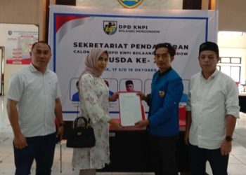 TOTABUAN.CO BOLMONG – Musda Komite Nasional Pemuda Indonesia (KNPI) Kabupaten Bolaang Mongondow (Bolmong) mulai memanas. Sejumlah figur mulai berdatangan untuk untuk mendaftar sejak dibuka Senin 17 Oktober 2022. Mereka datang dengan optimisme karena mendapat dukungan juga dari berbagai OKP di Musda yang akan dilaksanakan pekan ini. Ketua Steering Committee (SC) Hendra Manggopa mengaku, pendaftaran dibuka Senin hingga Selasa (18/10). Saat dibuka sudah empat orang yang mendaftar. “Jadi sejak dibuka Senin (17/10) sudah empat orang mendaftar,” ujar Hendra didampingi Sekretaris Iwan Mokodompit. Dipastikan hingga Selasa besok, masih ada yang akan mendaftar. Sejak dibuka, Feramitha Tiffani Mokodompit orang pertama yang mendaftar sebagai calon Ketua DPD KNPI Bolaang Mongondow. Mitha tiba sekira pukul 13.16 Wita dan langsung mengambil formulir pendaftaran. Ia diterima Ketua Steering Committee (SC) Hendra T Manggopa, Wakil Ketua Abdul Bahri Kobandaha, Sekretaris Kurniawan Mokodompit. Usai Mitha, Adry Paputungan, dan Abdul Bahri Kobandaha dan disusul Stovian Gedoan. Rencananya Musda KNPI ke- XI DPD KNPI Bolmong, akan digelar Rabu 19 Oktober 2022. Sebelumnya DPD KNPI Provinsi Sulawesi Utara, telah menunjuk pengurus Caretaker untuk melaksanakan Musyawarah daerah (Musda) ke-XI DPD KNPI Kabupaten Bolmong Marfo Samuel Lintang. (*)