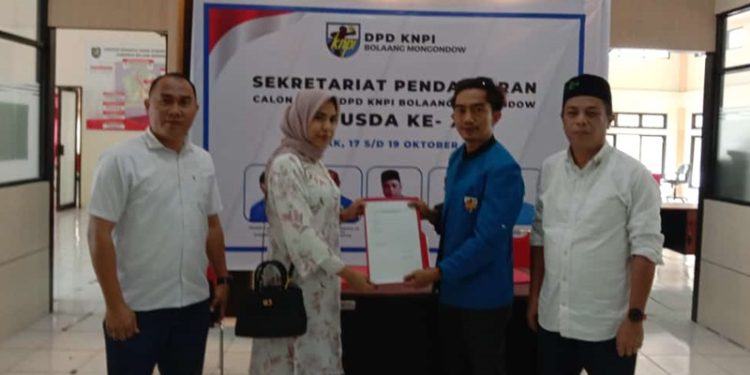 TOTABUAN.CO BOLMONG – Musda Komite Nasional Pemuda Indonesia (KNPI) Kabupaten Bolaang Mongondow (Bolmong) mulai memanas. Sejumlah figur mulai berdatangan untuk untuk mendaftar sejak dibuka Senin 17 Oktober 2022. Mereka datang dengan optimisme karena mendapat dukungan juga dari berbagai OKP di Musda yang akan dilaksanakan pekan ini. Ketua Steering Committee (SC) Hendra Manggopa mengaku, pendaftaran dibuka Senin hingga Selasa (18/10). Saat dibuka sudah empat orang yang mendaftar. “Jadi sejak dibuka Senin (17/10) sudah empat orang mendaftar,” ujar Hendra didampingi Sekretaris Iwan Mokodompit. Dipastikan hingga Selasa besok, masih ada yang akan mendaftar. Sejak dibuka, Feramitha Tiffani Mokodompit orang pertama yang mendaftar sebagai calon Ketua DPD KNPI Bolaang Mongondow. Mitha tiba sekira pukul 13.16 Wita dan langsung mengambil formulir pendaftaran. Ia diterima Ketua Steering Committee (SC) Hendra T Manggopa, Wakil Ketua Abdul Bahri Kobandaha, Sekretaris Kurniawan Mokodompit. Usai Mitha, Adry Paputungan, dan Abdul Bahri Kobandaha dan disusul Stovian Gedoan. Rencananya Musda KNPI ke- XI DPD KNPI Bolmong, akan digelar Rabu 19 Oktober 2022. Sebelumnya DPD KNPI Provinsi Sulawesi Utara, telah menunjuk pengurus Caretaker untuk melaksanakan Musyawarah daerah (Musda) ke-XI DPD KNPI Kabupaten Bolmong Marfo Samuel Lintang. (*)