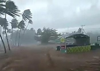 TOTABUAN.CO BOLMONG – Badan Penanggulangan Bencana Daerah (BPBD) Kabupaten Bolaang Mongondow (Bolmong) mengeluarkan imbauan terhadap ancaman bencana. Khususnya warga yang berada di wilayah sempadan sungai dan perbukitan. Imbauan tersebut dikeluarkan BPBD Bolmong Rabu 26 Oktober 2022 terkait dengan intensitas hujan yang disertai angin kencang yang di pesisir utara. “Masyarakat agar meningkatkan kewaspadaan karena potensi ancaman bencana Hidrometeorologi mengingat kondisi saat ini wilayah Bolaang Mongondow lebih khusus bagian pesisir Utara diguyur hujan dengan Intensitas sedang hingga tinggi dan masih akan berlangsung hingga beberapa jam ke depan,” begitu imbauan resmi yang dikeluarkan BPBD Bolmong. Segera lakukan evakuasi mandiri jika terdapat hal-hal yang berpotensi membahayakan keselamatan jiwa dan laporkan kondisi wilayah apabila membutuhkan bantuan evakuasi melalui c𝐨𝐧𝐭𝐚𝐜𝐭 c𝐞𝐧𝐭𝐞𝐫 𝐏𝐔𝐒𝐃𝐀𝐋𝐎𝐏𝐒 𝐁𝐏𝐁𝐃 𝐊𝐚𝐛upaten 𝐁𝐨𝐥𝐦𝐨𝐧𝐠 𝟬𝟴𝟮𝟮-𝟯𝟮𝟬𝟬-𝟯𝟰𝟬𝟬. Sebelumnya BMKG telah mengeluarkan analisis terkait perkembangan citra radar cuaca dan citra Satelit cuaca BMKG tanggal 26 Oktober 2022 hingga Pukul 17.00 WITA. Terdapat awan konvektif signifikan (awan Cumulonimbus) di seluruh wilayah Sulawesi Utara yang mengakibatkan terjadinya hujan lebat disertai petir dan masih berpotensi tumbuh dan meluas hingga 3 jam ke depan. Maka masyarakat agar lebih waspada terhadap kemungkinan terjadinya banjir, tanah longsor, dan pohon tumbang khususnya di daerah rawan bencana hidrometeorologi. (*)