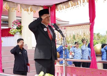 TOTABUAN.CO BOLMONG -- Pemerintah Kabupaten (Pemkab) Bolaang Mongondow (Bolmong) menggelar upacara dalam rangka memperingati Hari Sumpah Pemuda ke-94 Jumat 28 Oktober 2022. Upacara tersebut dipusatkan di halaman Kantor Bupati Bolmong diikuti seluruh ASN di lingkup Pemkab Bolmong. Sekretaris Daerah (Sekda) Bolmong Tahlis Gallang menjadi inspektur upacara.  Memperingati Hari Sumpah Pemuda tersebut dengan tema "Bersatu Bangun Bangsa". Sekda Bolmong Tahlis Gallang dalam sambutannya mengatakan, dengan tema "Bersatu Bangun Bangsa", memberi pesan mendalam bahwa bersatu padu adalah harga mati yang harus dikuatkan untuk membangun ketangguhan. "Karena dengan ketangguhan dan persatuan menjadi kekuatan untuk membangun peradaban yang unggul sebagai eksistensi bangsa indonesia," ucapnya. Hari Sumpah Pemuda pada 28 Oktober memberikan pelajaran kepada kita bagaimana menyikapi perbedaan sikap primordial, suku, agama, ras, dan kultur sebagai penguat bukan melemahkan. Selain itu lanjutnya, peran pemuda dalam mempelopori membangun visi kebangsaan dengan sumpah pemuda 1928, diikuti dengan rangkaian pergerakannya, ucapnya. Tahlis berujar, bahwa peringati hari sumpah pemuda ini selalu memiliki arti penting. Sebab ancaman demi ancaman terhadap kesatuan Indonesia akan selalu ada, bersama dengan cita-cita mewujudkan kejayaan Indonesia,. "Saya mengajak untuk bersama-sama membangun bangsa dan negara. Mari kita jadikan momen peringatan sumpah pemuda ke 94 ini sebagai momen untuk meningkatkan semangat kita bersamaan dengan membangun bangsa," katanya. (*)