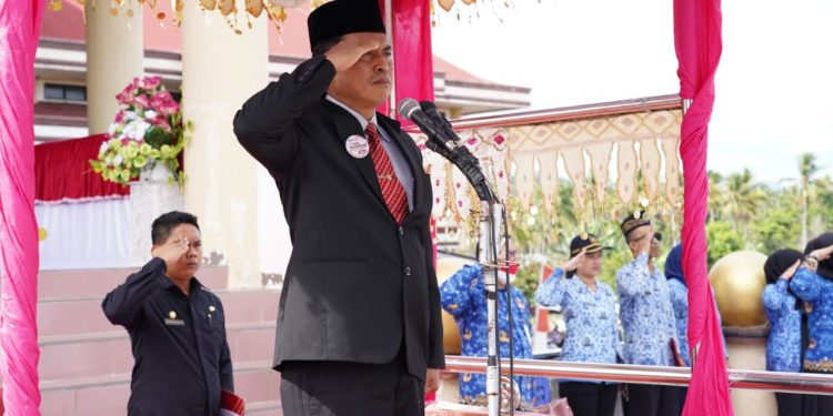 TOTABUAN.CO BOLMONG -- Pemerintah Kabupaten (Pemkab) Bolaang Mongondow (Bolmong) menggelar upacara dalam rangka memperingati Hari Sumpah Pemuda ke-94 Jumat 28 Oktober 2022. Upacara tersebut dipusatkan di halaman Kantor Bupati Bolmong diikuti seluruh ASN di lingkup Pemkab Bolmong. Sekretaris Daerah (Sekda) Bolmong Tahlis Gallang menjadi inspektur upacara. Memperingati Hari Sumpah Pemuda tersebut dengan tema "Bersatu Bangun Bangsa". Sekda Bolmong Tahlis Gallang dalam sambutannya mengatakan, dengan tema "Bersatu Bangun Bangsa", memberi pesan mendalam bahwa bersatu padu adalah harga mati yang harus dikuatkan untuk membangun ketangguhan. "Karena dengan ketangguhan dan persatuan menjadi kekuatan untuk membangun peradaban yang unggul sebagai eksistensi bangsa indonesia," ucapnya. Hari Sumpah Pemuda pada 28 Oktober memberikan pelajaran kepada kita bagaimana menyikapi perbedaan sikap primordial, suku, agama, ras, dan kultur sebagai penguat bukan melemahkan. Selain itu lanjutnya, peran pemuda dalam mempelopori membangun visi kebangsaan dengan sumpah pemuda 1928, diikuti dengan rangkaian pergerakannya, ucapnya. Tahlis berujar, bahwa peringati hari sumpah pemuda ini selalu memiliki arti penting. Sebab ancaman demi ancaman terhadap kesatuan Indonesia akan selalu ada, bersama dengan cita-cita mewujudkan kejayaan Indonesia,. "Saya mengajak untuk bersama-sama membangun bangsa dan negara. Mari kita jadikan momen peringatan sumpah pemuda ke 94 ini sebagai momen untuk meningkatkan semangat kita bersamaan dengan membangun bangsa," katanya. (*)