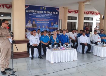 Musyawarah daerah (Musda) Komite Nasional Pemuda Indonesia (KNPI) ke XI  Kabupaten Bolaang Mongondow (Bolmong). Musda KNPI tersebut digelar di Kantor Sekretariat Daerah, Rabu 19 Oktober 2022. Bupati Bolmong Limi Mokodompit saat memberikan sambutannya berharap agar pelaksanaan Musda DPD KNPI dapat berjalan dengan baik. "Selaku pemerintah tentu punya harapan, agar supaya kegiatan Musyawarah ini dapat dilaksanakan dengan baik,” ujarnya. Limi juga berharap, ada beberapa poin yang harus dilaksanakan oleh seluruh pemuda yang bernaung di dalam tubuh KNPI Bolmong, terutama membangun sinergitas dengan pemerintah demi menyukseskan pembangunan di daerah. "Lewat Musda ke-11 DPD KNPI kali ini saya berharap akan terpilih pengurus organisasi yang siap mendukung berbagai program pemerintah Bolmong, sekaligus dapat memberikan kontribusi positif, melalui kiprah dan karyanya, serta dapat mengajak berbagai komponen masyarakat untuk bersama-sama dengan Pemerintah Daerah dalam mendukung dan mensukseskan berbagai program pemerintah,” ungkap Limi. Musda KNPI diawali dengan sambutan dari Ketua Karateker Marfo Lintang dan dilanjutkan dengan sambutan dari panitia penyelenggara Feramita Tiffani Mokodompit. Hadir pada saat itu, sejumlah pengurus Organisasi Kemasyarakatan dan Pemuda serta sejumlah pengurus Organisasi Kemahasiswaan Islam maupun Kristen yang masuk pada kongres Cipayung 1972. Dan beberapa jajaran pengurus KNPI Sulut, para Steering Committee. Hadir juga di tempat itu para Asisten Pemkab Bolmong bersama Kepala-kepala Organisasi Perangkat Daerah Bolmong. (adv)