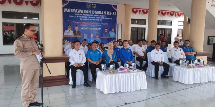 Musyawarah daerah (Musda) Komite Nasional Pemuda Indonesia (KNPI) ke XI  Kabupaten Bolaang Mongondow (Bolmong). Musda KNPI tersebut digelar di Kantor Sekretariat Daerah, Rabu 19 Oktober 2022. Bupati Bolmong Limi Mokodompit saat memberikan sambutannya berharap agar pelaksanaan Musda DPD KNPI dapat berjalan dengan baik. "Selaku pemerintah tentu punya harapan, agar supaya kegiatan Musyawarah ini dapat dilaksanakan dengan baik,” ujarnya. Limi juga berharap, ada beberapa poin yang harus dilaksanakan oleh seluruh pemuda yang bernaung di dalam tubuh KNPI Bolmong, terutama membangun sinergitas dengan pemerintah demi menyukseskan pembangunan di daerah. "Lewat Musda ke-11 DPD KNPI kali ini saya berharap akan terpilih pengurus organisasi yang siap mendukung berbagai program pemerintah Bolmong, sekaligus dapat memberikan kontribusi positif, melalui kiprah dan karyanya, serta dapat mengajak berbagai komponen masyarakat untuk bersama-sama dengan Pemerintah Daerah dalam mendukung dan mensukseskan berbagai program pemerintah,” ungkap Limi. Musda KNPI diawali dengan sambutan dari Ketua Karateker Marfo Lintang dan dilanjutkan dengan sambutan dari panitia penyelenggara Feramita Tiffani Mokodompit. Hadir pada saat itu, sejumlah pengurus Organisasi Kemasyarakatan dan Pemuda serta sejumlah pengurus Organisasi Kemahasiswaan Islam maupun Kristen yang masuk pada kongres Cipayung 1972. Dan beberapa jajaran pengurus KNPI Sulut, para Steering Committee. Hadir juga di tempat itu para Asisten Pemkab Bolmong bersama Kepala-kepala Organisasi Perangkat Daerah Bolmong. (adv)