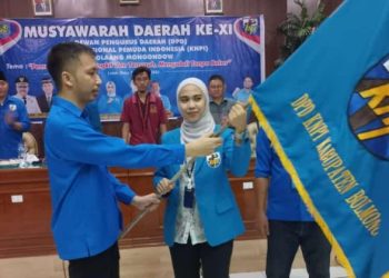 TOTABUAN.CO BOLMONG --Musda KNPI le XI Kabupaten Bolaang Mongondow (Bolmong) diselenggarakan pada 19 Oktober 2022  akhirnya, para peserta Musda dari berbagai OKP sepakat Feramitha Tiffani Mokodompit hingga 2025 mendatang. Perempuan yang akrab disapa Mitha itu, dalam sambutannya, menyampaikan rasa syukur dan berbangga hati karena dirinya dipercaya memimpin KNPI. “Kepada OKP-OKP, kakak senior, serta berbagai pihak yang telah sumbangsih besar dan berpikir lapang, saya ucapkan terima kasih,” ujar Mitha. Menjelang pemilihan, Musda KNPI ke XI Bolmong berjalan dinamis. Satu per satu calon yang sebelumnya dikabarkan akan maju mulai berkurang dan akhirnya Mitha langsung ditetapkan di Musda sebagai calon terpilih. Usai menerima pataka, Mitha mengaku bangga dan berterima kasih kepada jajaran pengurus KNPI yang dapat menyatukan para OKP dengan menyelenggarakan Musda. “Musda KNPI ke XI Kabupaten Bolmong digelar untuk memilih kepengurusan KNPI  sebagai wadah berhimpunnya organisasi kepemudaan. Sudah saatnya kembali menempati rumah bersama demi persatuan pemuda Bolmong semakin kuat. Mari kita bergandengan tangan agar pemuda Indonesia khususnya di Kabupaten Bolmong menjadi kuat,” ujar Mitha. (*)