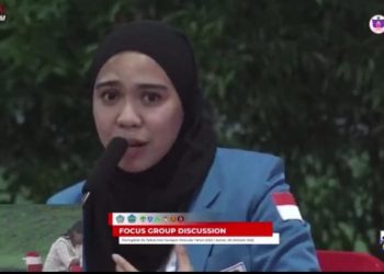 TOTABUAN.CO BOLMONG -- Ketua DPD KNPI Bolaang Mongondow (Bolmong) Feramitha Tiffani Mokodompit menjadi narasumber di Focus Discussion Group (FGD) yang dilaksanakan Pemuda GMIM dan KNPI Provinsi Sulawesi Utara. FGD yang mengusung tema: “Bersatu Bangun Bangsa: Mempererat Toleransi Dalam Bingkai Kebinekaan,” dilaksanakan di JG Center Minahasa Utara (Minut) Jumat, 28 Oktober 2022. Tampak sejumlah OKP seperti GP Ansor, Pemuda Muhammadiyah, Pemuda Hindu, Pemuda Budha, GMKI, GAMKI, KNPI dan Pemuda GMIM, lintas aktivis Sulawesi Utara ikut hadir. Selain itu hadir Kepala Dinas Komunikasi dan Informatika Sulut Steven Liow mewakili Gubernur Sulut Olly Dondokambey serta  para tokoh agama di Sulut. Di FGD itu, Mitha sapaan akrab Feramitha Tifani Mokodompit  menyampaikan pandanganya tentang pemuda, toleransi, keberagaman dan gender di Sulut yang dikaitkan dengan momentum Peringatan Hari Sumpah Pemuda ke-94, bagaimana pemuda mengaktualisasikan dalam kehidupan sosial. Lahirnya Sumpah Pemuda 28 Oktober 1928 katanya, diawali dengan gerakan jiwa patriotisme. "Pemuda harus kaya gagasan. Tingkat pengetahuan dan literasi perlu ditingkatkan,” ujar Mitha. Selama 10 menit Mitha memaparkan tentang peran pemuda FGD. Menurutnya, dulu banyak elemen pemuda dari berbagai suku, ras, agama dan budaya pada tahun 1928 telah bersatu. Dengan itu, lahirlah kesepakatan pada kongres Batavia pada saat itu. ”Ini menandakan sebelumnya di negara kita ini sudah diberkahi dengan namanya toleransi. Saya memaknai toleransi ini sebagai pilar pemersatu bangsa,” ungkap Mitha. Ia mengatakan untuk anak muda saat ini sudah bijaksana dalam menggunakan media sosial (medsos). Namun ketika memainkan media sosial, malah menimbulkan intoleransi, ancaman – ancaman radikalisme. Hal ini berangkat dari kurangnya literasi dari anak – anak muda sekarang. "Saya kira FGD ini salah satu ide yang baik dalam memberikan pemahaman kepada anak – anak muda kita terkait toleransi,” ujarnya. Untuk itu, ia mengajak kepada seluruh elemen pemuda di Sulut untuk memperbanyak literasi. Bahkan, saat bicara tentang gender di Indonesia, menurut Mitha sudah final. Dia mencontohkan Presiden perempuan Indonesia seperti Megawati Soekarno Putri, kepala daerah perempuan di BMR hingga legislatif. “Saya kira untuk ruang keterwakilan dari gender itu sangat terbuka,” ujarnya. Mitha juga menjelaskan tentang bagaimana peran pemuda dalam menanggapi sikap intoleransi, radikalisme, mengamalkan pancasila, UUD 1945 dan Bhineka Tunggal Ika. Mitha mendapat applause dari semua peserta ketika selesai memaparkan konsep kepemudaan, toleransi, keberagaman, gender dan saran untuk pemuda di Sulut ke depan agar lebih baik lagi.(*)