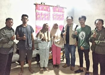 TOTABUAN.CO MANADO – Balai Badan Perlindungan Pekerja Migran Indonesia (BP2MI) Sulawesi Utara kembali memfasilitasi pemulangan dua Pekerja Migran Indonesia (PMI) asal Kabupaten Bolaang Mongondow (Bolmong). Keduanya diketahui berasal dari Desa Insil Kecamatan Passi Timur dan terkendala untuk kembali dari Malaysia. Proses pemulangan kedua warga tersebut dilakukan berdasarkan laporan dari keluarga. Kepala Balai BP2MI Sulawesi Utara, Hendra Makalalag, mengatakan keduanya berangkat tanpa dokumen yang lengkap. Saat bekerja di MAlaysia sempat mengalami tindak kekerasan dan diperjualbelikan oleh oknum calo di Malaysia. Hendra menceritakan awal Oktober BP2MI menerima pengaduan anggota keluarga yang bekerja di Malaysia. Dari laporan tersebut mereka mengalami tindak kekerasan dan diperjualbelikan oleh oknum calo. “Mereka meminta Balai BP2MI Sulawesi Utara untuk membantu memulangkan anggota keluarganya tersebut ke daerah mereka di Bolaang Mongondow,” kata Hendra. Setelah menerima laporan tersebut tim BP2MI langsung mengecek, Ternyata mereka berangkat tanpa dokumen yang jelas atau non-prosedural. “BP2MI langsung menindaklanjuti laporan tersebut dengan berkoordinasi dengan seluruh pihak untuk memulangkan PMI hingga ke rumah masing-masing. Dan Alhamdulilah pada tanggal 14 Oktober 2022, PMI asal Kabupaten Bolaang Mongondow tiba di Bandara  Internasional Sam Ratulangi Manado dan langsung dijemput BP2MI Sulut untuk dipulangkan ke kampung halamannya di Desa Insil Timur Bolaang Mongondow,” jelas Hendra. Menurut Hendra, pemulangan kedua warga Bolmong difasilitasi BP2MI sebagai bentuk pelayanan BP2MI untuk melindungi PMI dan seluruh keluarganya. “Fasilitasi pemulangan PMI merupakan bentuk komitmen BP2MI untuk memberikan pelayanan VVIP kepada PMI dan keluarganya. Untuk itu, Balai  BP2MI Sulawesi Utara akan melaksanakan tugas ini dengan semaksimal mungkin tanpa memandang waktu” kata Hendra. Hendra juga mengimbau kepada masyarakat Sulawesi Utara untuk berhati-hati agar tidak terjerumus dalam praktik calo yang sering memanfaatkan orang yang berniat kerja ke luar negeri. (*)