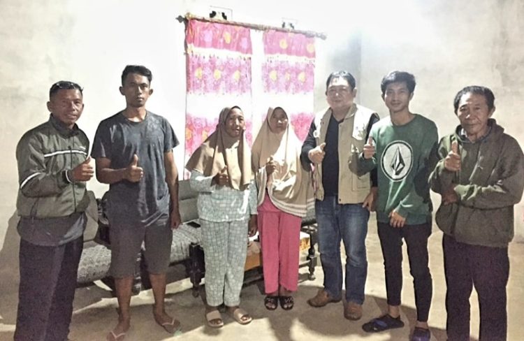 TOTABUAN.CO MANADO – Balai Badan Perlindungan Pekerja Migran Indonesia (BP2MI) Sulawesi Utara kembali memfasilitasi pemulangan dua Pekerja Migran Indonesia (PMI) asal Kabupaten Bolaang Mongondow (Bolmong). Keduanya diketahui berasal dari Desa Insil Kecamatan Passi Timur dan terkendala untuk kembali dari Malaysia. Proses pemulangan kedua warga tersebut dilakukan berdasarkan laporan dari keluarga. Kepala Balai BP2MI Sulawesi Utara, Hendra Makalalag, mengatakan keduanya berangkat tanpa dokumen yang lengkap. Saat bekerja di MAlaysia sempat mengalami tindak kekerasan dan diperjualbelikan oleh oknum calo di Malaysia. Hendra menceritakan awal Oktober BP2MI menerima pengaduan anggota keluarga yang bekerja di Malaysia. Dari laporan tersebut mereka mengalami tindak kekerasan dan diperjualbelikan oleh oknum calo. “Mereka meminta Balai BP2MI Sulawesi Utara untuk membantu memulangkan anggota keluarganya tersebut ke daerah mereka di Bolaang Mongondow,” kata Hendra. Setelah menerima laporan tersebut tim BP2MI langsung mengecek, Ternyata mereka berangkat tanpa dokumen yang jelas atau non-prosedural. “BP2MI langsung menindaklanjuti laporan tersebut dengan berkoordinasi dengan seluruh pihak untuk memulangkan PMI hingga ke rumah masing-masing. Dan Alhamdulilah pada tanggal 14 Oktober 2022, PMI asal Kabupaten Bolaang Mongondow tiba di Bandara Internasional Sam Ratulangi Manado dan langsung dijemput BP2MI Sulut untuk dipulangkan ke kampung halamannya di Desa Insil Timur Bolaang Mongondow,” jelas Hendra. Menurut Hendra, pemulangan kedua warga Bolmong difasilitasi BP2MI sebagai bentuk pelayanan BP2MI untuk melindungi PMI dan seluruh keluarganya. “Fasilitasi pemulangan PMI merupakan bentuk komitmen BP2MI untuk memberikan pelayanan VVIP kepada PMI dan keluarganya. Untuk itu, Balai BP2MI Sulawesi Utara akan melaksanakan tugas ini dengan semaksimal mungkin tanpa memandang waktu” kata Hendra. Hendra juga mengimbau kepada masyarakat Sulawesi Utara untuk berhati-hati agar tidak terjerumus dalam praktik calo yang sering memanfaatkan orang yang berniat kerja ke luar negeri. (*)