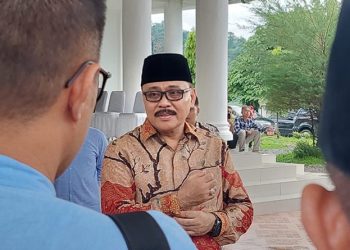 TOTABUAN.CO BOLMONG – Setelah mengumumkan 27 peserta yang lolos administrasi, Panitia seleksi terbuka Jabatan Pimpinan Tinggi Pratama Pemkab Bolaang Mongondow (Bolmong) sudah melaksanakan sejumlah tahapan kepada 27 peserta. Mulai dari penulisan makalah,wawancara hingga assessment yang dilaksanakan Badan Kepegawaian Negara. Sedikitnya ada tiga jabatan yang kosong yang saat ini tengah diperebutkan 27 peserta. Tiga jabatan itu yakni Kepala Dinas Sosial, Kepala Badan Perencanaan Pembangunan Darah (Bappeda), dan Kepala Dinas Ketahanan Pangan (DKP). Menurut Sekda Bolmong Tahlis Gallang yang juga sebagai ketua panitia seleksi, untuk jabatan BAPPEDA terdapat 7 pelamar. Jabatan Kepala Dinas Ketahanan Pangan, terdapat 5  pelamar, dan jabatan Kepala Dinas Sosial, terdapat 15 pelamar. “Dari 27 pelamar, terdapat 23 pelamar laki-laki, dan 4 pelamar perempuan. Semua pelamar dinyatakan sesuai kualifikasi memenuhi syarat administrasi,” kata Tahlis. Kepala Badan Kepegawaian Pendidikan dan Pelatihan (BKPP) Bolmong Umarudin Amba  mengatakan, saat ini Panitia seleksi (pansel) telah menyelesaikan tahapan dalam pengisian tiga jabatan kosong tiga kepala Organisasi Perangkat Daerah (OPD). ‘Tahapan telah selesai. Adapun proses terakhir tinggal menunggu pengumuman,” kata Kepala BKPP Bolmong Umarudin Amba. Ia menjelaskan, jadwal untuk seleksi Jabatan Pimpinan Tinggi (JPT) prosesnya dimulai dari pendaftaran pada 10-15 Oktober lalu dan dilanjutkan dengan seleksi administrasi. Pada tahapan ini seluruh pelamar sebanyak 27 orang dinyatakan lolos dan berhak mengikuti seleksi asesmen, terdiri dari penyusunan makalah, wawancara hingga penelusuran rekam jejak. Amba menambahkan, nantinya hasil dari proses seleksi, masih akan disampaikan ke Bupati selaku Pejabat Pembina Kepegawaian (PPK) kemudian akan diserahkan ke Komisi Aparatur Sipil Negara (KASN). “Jadi kemungkinan hasil seleksi jabatan akan diketahui awal November depan,” kata Amba. (*)