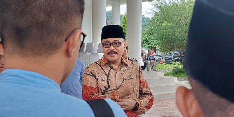 TOTABUAN.CO BOLMONG – Setelah mengumumkan 27 peserta yang lolos administrasi, Panitia seleksi terbuka Jabatan Pimpinan Tinggi Pratama Pemkab Bolaang Mongondow (Bolmong) sudah melaksanakan sejumlah tahapan kepada 27 peserta. Mulai dari penulisan makalah,wawancara hingga assessment yang dilaksanakan Badan Kepegawaian Negara. Sedikitnya ada tiga jabatan yang kosong yang saat ini tengah diperebutkan 27 peserta. Tiga jabatan itu yakni Kepala Dinas Sosial, Kepala Badan Perencanaan Pembangunan Darah (Bappeda), dan Kepala Dinas Ketahanan Pangan (DKP). Menurut Sekda Bolmong Tahlis Gallang yang juga sebagai ketua panitia seleksi, untuk jabatan BAPPEDA terdapat 7 pelamar. Jabatan Kepala Dinas Ketahanan Pangan, terdapat 5 pelamar, dan jabatan Kepala Dinas Sosial, terdapat 15 pelamar. “Dari 27 pelamar, terdapat 23 pelamar laki-laki, dan 4 pelamar perempuan. Semua pelamar dinyatakan sesuai kualifikasi memenuhi syarat administrasi,” kata Tahlis. Kepala Badan Kepegawaian Pendidikan dan Pelatihan (BKPP) Bolmong Umarudin Amba mengatakan, saat ini Panitia seleksi (pansel) telah menyelesaikan tahapan dalam pengisian tiga jabatan kosong tiga kepala Organisasi Perangkat Daerah (OPD). ‘Tahapan telah selesai. Adapun proses terakhir tinggal menunggu pengumuman,” kata Kepala BKPP Bolmong Umarudin Amba. Ia menjelaskan, jadwal untuk seleksi Jabatan Pimpinan Tinggi (JPT) prosesnya dimulai dari pendaftaran pada 10-15 Oktober lalu dan dilanjutkan dengan seleksi administrasi. Pada tahapan ini seluruh pelamar sebanyak 27 orang dinyatakan lolos dan berhak mengikuti seleksi asesmen, terdiri dari penyusunan makalah, wawancara hingga penelusuran rekam jejak. Amba menambahkan, nantinya hasil dari proses seleksi, masih akan disampaikan ke Bupati selaku Pejabat Pembina Kepegawaian (PPK) kemudian akan diserahkan ke Komisi Aparatur Sipil Negara (KASN). “Jadi kemungkinan hasil seleksi jabatan akan diketahui awal November depan,” kata Amba. (*)