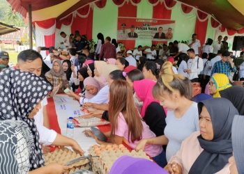 TOTABUAN.CO BOLMONG – Pasar murah yang digelar Pemkab Bolaang Mongondow (Bolmong) tidak disia-siakan ratusan ibu-ibu di Desa Bango Mongolunow Kecamatan Bolaang. Pasalnya di moment harga bahan pokok tinggi, pemkab menjual sejumlah kebutuhan pokok dengan harga murah. Seperti beras premium di pasar murah yang digelar hanya Rp 8500. Tak pelak, kegiatan tersebut diserbu warga. Sebelum dibuka Pj Bupati Bolmong Limi Mokodompit, ratusan warga sudah menunggu di komplek lapangan. Kepada DKP Bolmong I Wayan Mudiyasa mengatakan, kegiatan itu merupakan kerjasama antara Pemkab Bolmong dengan Perum Bulog sub drive Bolmong dan mitra kerja Toko Tani Indonesia. “Bulog sudah menyiapkan sampai 20 yon beras untuk dijual di 15 Kecamatan di Bolmong,” kata I Wayan Mudiyasa  Rabu 12 Oktober 2022. Dia mengatakan, pasar murah yang dilaksanakan ini. menyediakan berbagai kebutuhan sehari-hari. Seperti minyak goreng, tepung, gula, telur dan bahan pokok lainnya. Dipastikan ketersediaan Bapok 22 Desember nanti. “Ini ready sampai 22 Desember 2022 nanti,” ucap Wayan. Wayan juga mengatakan, dari Bapok yang dijual saat ini lebih murah dibandingkan harga di pasar ataupun toko-toko lainnya. Perbedaan harganya mulai dari 500 Rupiah hingga 6 Ribu sampai 10 ribu rupiah. (*)