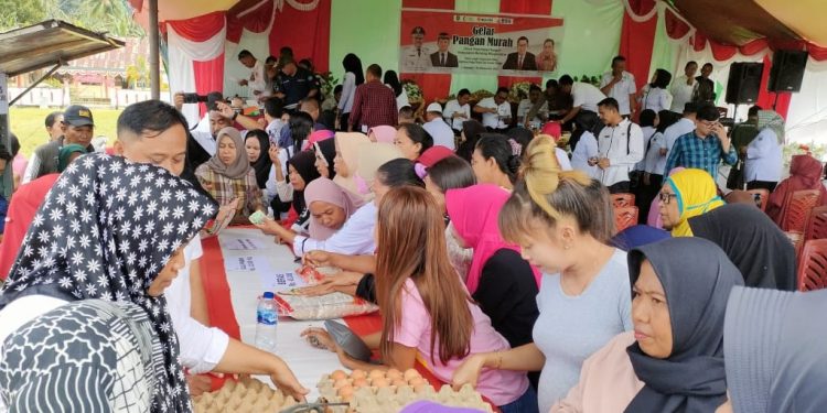 TOTABUAN.CO BOLMONG – Pasar murah yang digelar Pemkab Bolaang Mongondow (Bolmong) tidak disia-siakan ratusan ibu-ibu di Desa Bango Mongolunow Kecamatan Bolaang. Pasalnya di moment harga bahan pokok tinggi, pemkab menjual sejumlah kebutuhan pokok dengan harga murah. Seperti beras premium di pasar murah yang digelar hanya Rp 8500. Tak pelak, kegiatan tersebut diserbu warga. Sebelum dibuka Pj Bupati Bolmong Limi Mokodompit, ratusan warga sudah menunggu di komplek lapangan. Kepada DKP Bolmong I Wayan Mudiyasa mengatakan, kegiatan itu merupakan kerjasama antara Pemkab Bolmong dengan Perum Bulog sub drive Bolmong dan mitra kerja Toko Tani Indonesia. “Bulog sudah menyiapkan sampai 20 yon beras untuk dijual di 15 Kecamatan di Bolmong,” kata I Wayan Mudiyasa Rabu 12 Oktober 2022. Dia mengatakan, pasar murah yang dilaksanakan ini. menyediakan berbagai kebutuhan sehari-hari. Seperti minyak goreng, tepung, gula, telur dan bahan pokok lainnya. Dipastikan ketersediaan Bapok 22 Desember nanti. “Ini ready sampai 22 Desember 2022 nanti,” ucap Wayan. Wayan juga mengatakan, dari Bapok yang dijual saat ini lebih murah dibandingkan harga di pasar ataupun toko-toko lainnya. Perbedaan harganya mulai dari 500 Rupiah hingga 6 Ribu sampai 10 ribu rupiah. (*)