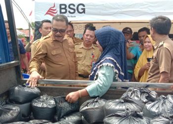 TOTABUAN.CO BOLMONG – Pemkab Bolaang Mongondow (Bolmong) menggelar pasar murah yang digelar oleh Dinas Ketahanan Pangan (DKP). Kegiatan tersebut, dilaksanakan di lapangan Desa Motabang Kecamatan Lolak Selasa 11 Oktober 2022. Pasar murah tersebut ikut didukung Danposal Pelabuhan Labuan Uki, Kapolsek Lolak, Camat Lolak, Pimpinan Bulog, Pemdes Motabang, Kepala Cabang BSG Lolak, dan Danramil Lolak. Penjabat Bupati Bolmong Limi Mokodompit mengatakan, untuk pangan di Kabupaten Bolmong masih stabil dan terjaga. Untuk itu, dalam rangka mengantisipasi hal tersebut pemerintah melakukan upaya untuk mengendalikan inflasi diantaranya pelaksanaan pangan murah. “DKP Bolmong lakukan pasar murah yang tidak berhenti di sini tapi akan terus dilaksanakan. Namun tidak hanya DKP tapi siapa pun bisa melakukan pasar murah agar harga pangan bisa terjaga dan terkendali,” kata Limi berharap. Pasar murah ini kata Limi, diperuntukkan bagi para ibu rumah tangga. Ini bertujuan agar dapat menstabilkan harga dan dapat membantu masyarakat. Selain itu, pasar murah yang dilaksanakan ini juga bertujuan untuk menekan laju inflasi di Kabupaten Bolmong, setelah ditetapkannya harga bahan bakar minyak (BBM) subsidi oleh pemerintah pusat. “Digelarnya pangan murah ini akan timbul kepedulian sosial untuk dapat  berbagi dengan masyarakat yang berpenghasilan rendah,” katanya. Sebelumnya Kepala DKP Bolmong I Wayan Mudiyasa menyampaikan pangan murah ini akan digelar selama 30 kali. “Jadi kami harapkan kepada Bulog agar kesedian pangan di gudang harus selalu tersedia jangan sampai habis,” kata Kepala DKP Bolmong I Wayan Mudiyasa. Ia mengatakan yang mendukung pangan murah ini dari Bulog sendiri, Bank BSG Lolak, dan Toko Tani Indonesia binaan dari DKP Bolmong. Pasar murah yang dilaksanakan terdiri dari sejumlah bahan pokok. Seperti, telur, beras, minyak goreng, dan lain – lain yang harganya murah. Untuk beras yang biasanya dijual 11 ribu menjadi 9 ribu rupiah. (*)