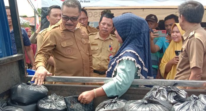 TOTABUAN.CO BOLMONG – Pemkab Bolaang Mongondow (Bolmong) menggelar pasar murah yang digelar oleh Dinas Ketahanan Pangan (DKP). Kegiatan tersebut, dilaksanakan di lapangan Desa Motabang Kecamatan Lolak Selasa 11 Oktober 2022. Pasar murah tersebut ikut didukung Danposal Pelabuhan Labuan Uki, Kapolsek Lolak, Camat Lolak, Pimpinan Bulog, Pemdes Motabang, Kepala Cabang BSG Lolak, dan Danramil Lolak. Penjabat Bupati Bolmong Limi Mokodompit mengatakan, untuk pangan di Kabupaten Bolmong masih stabil dan terjaga. Untuk itu, dalam rangka mengantisipasi hal tersebut pemerintah melakukan upaya untuk mengendalikan inflasi diantaranya pelaksanaan pangan murah. “DKP Bolmong lakukan pasar murah yang tidak berhenti di sini tapi akan terus dilaksanakan. Namun tidak hanya DKP tapi siapa pun bisa melakukan pasar murah agar harga pangan bisa terjaga dan terkendali,” kata Limi berharap. Pasar murah ini kata Limi, diperuntukkan bagi para ibu rumah tangga. Ini bertujuan agar dapat menstabilkan harga dan dapat membantu masyarakat. Selain itu, pasar murah yang dilaksanakan ini juga bertujuan untuk menekan laju inflasi di Kabupaten Bolmong, setelah ditetapkannya harga bahan bakar minyak (BBM) subsidi oleh pemerintah pusat. “Digelarnya pangan murah ini akan timbul kepedulian sosial untuk dapat berbagi dengan masyarakat yang berpenghasilan rendah,” katanya. Sebelumnya Kepala DKP Bolmong I Wayan Mudiyasa menyampaikan pangan murah ini akan digelar selama 30 kali. “Jadi kami harapkan kepada Bulog agar kesedian pangan di gudang harus selalu tersedia jangan sampai habis,” kata Kepala DKP Bolmong I Wayan Mudiyasa. Ia mengatakan yang mendukung pangan murah ini dari Bulog sendiri, Bank BSG Lolak, dan Toko Tani Indonesia binaan dari DKP Bolmong. Pasar murah yang dilaksanakan terdiri dari sejumlah bahan pokok. Seperti, telur, beras, minyak goreng, dan lain – lain yang harganya murah. Untuk beras yang biasanya dijual 11 ribu menjadi 9 ribu rupiah. (*)