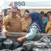 TOTABUAN.CO BOLMONG – Pemkab Bolaang Mongondow (Bolmong) menggelar pasar murah yang digelar oleh Dinas Ketahanan Pangan (DKP). Kegiatan tersebut, dilaksanakan di lapangan Desa Motabang Kecamatan Lolak Selasa 11 Oktober 2022. Pasar murah tersebut ikut didukung Danposal Pelabuhan Labuan Uki, Kapolsek Lolak, Camat Lolak, Pimpinan Bulog, Pemdes Motabang, Kepala Cabang BSG Lolak, dan Danramil Lolak. Penjabat Bupati Bolmong Limi Mokodompit mengatakan, untuk pangan di Kabupaten Bolmong masih stabil dan terjaga. Untuk itu, dalam rangka mengantisipasi hal tersebut pemerintah melakukan upaya untuk mengendalikan inflasi diantaranya pelaksanaan pangan murah. “DKP Bolmong lakukan pasar murah yang tidak berhenti di sini tapi akan terus dilaksanakan. Namun tidak hanya DKP tapi siapa pun bisa melakukan pasar murah agar harga pangan bisa terjaga dan terkendali,” kata Limi berharap. Pasar murah ini kata Limi, diperuntukkan bagi para ibu rumah tangga. Ini bertujuan agar dapat menstabilkan harga dan dapat membantu masyarakat. Selain itu, pasar murah yang dilaksanakan ini juga bertujuan untuk menekan laju inflasi di Kabupaten Bolmong, setelah ditetapkannya harga bahan bakar minyak (BBM) subsidi oleh pemerintah pusat. “Digelarnya pangan murah ini akan timbul kepedulian sosial untuk dapat berbagi dengan masyarakat yang berpenghasilan rendah,” katanya. Sebelumnya Kepala DKP Bolmong I Wayan Mudiyasa menyampaikan pangan murah ini akan digelar selama 30 kali. “Jadi kami harapkan kepada Bulog agar kesedian pangan di gudang harus selalu tersedia jangan sampai habis,” kata Kepala DKP Bolmong I Wayan Mudiyasa. Ia mengatakan yang mendukung pangan murah ini dari Bulog sendiri, Bank BSG Lolak, dan Toko Tani Indonesia binaan dari DKP Bolmong. Pasar murah yang dilaksanakan terdiri dari sejumlah bahan pokok. Seperti, telur, beras, minyak goreng, dan lain – lain yang harganya murah. Untuk beras yang biasanya dijual 11 ribu menjadi 9 ribu rupiah. (*)