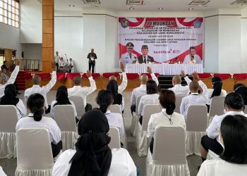TOTABUAN.CO BOLMONG -- Latihan Dasar (Latsar) Calon Pegawai Negeri Sipil (CPNS) Kabupaten Bolaang Mongondow (Bolmong) formasi 2020-2021, resmi dibuka Penjabat Bupati Bolmong Limi Mokodompit Jumat 7 Oktober 2022. Latsar yang dilaksanakan di Gedung Bagas Raya Yadika Kopandakan II kecamatan Lolayan itu, diikuti 89 peserta. Pada pembukaan itu, turut dihadiri Kepala Badan Pengembangan Sumber Daya Manusia (BPSDM) Provinsi Sulut melalui Kabid Pengembangan Kompetensi Manajerial Steven Lasut, Kepala BKPP Bolmong Umarudin Amba, serta para Kepala OPD Lingkup Pemkab Bolmong. Pj Bupati Bolmong Limi Mokodompit memberikan apresiasi atas kerjasama BPSDM Sulut, sehingga Latsar CPNS di lingkup Pemkab Bolmong tahun 2022 dapat terlaksana. “Saya ucapkan selamat kepada seluruh peserta yang akan mengikuti Latsar. Latsar CPNS ini adalah syarat wajib yang harus diikuti oleh seluruh CPNS,” kata Limi. Menurutnya, Pegawai Negeri Sipil merupakan unsur utama sumber daya manusia dalam sebuah birokrasi yang saat ini kita sebut sebagai aparatur sipil negara atau ASN. ASN memiliki peran yang strategis dalam menentukan keberhasilan penyelenggaraan pemerintahan dan pembangunan. Limi mengungkapkan, sosok PNS tentunya diwujudkan dengan sikap dan perilaku yang barengi kesetiaan dan ketaatan kepada negara, bermental baik, sadar akan tanggung jawab sebagai pelayan publik, serta mampu menjadi perekat persatuan dan kesatuan bangsa. “Saya yakni Latsar yang dilaksanakan saat ini sudah sesuai dengan peraturan lembaga administrasi Negara Nomor 1 Tahun 2021 tentang pelatihan dasar CPNS. Pelatihan dasar CPNS ini dilaksanakan untuk memberikan pengetahuan dalam rangka pembentukan wawasan kebangsaan, kepribadian dan etika calon pegawai negeri sipil,” ujarnya. Limi menambahkan, Latsar untuk membangun Integritas moral, kejujuran, semangat dan motivasi nasionalisme dan kebangsaan. Selain itu  karakter kepribadian yang unggul dan bertanggung jawab, serta membangun profesionalisme dan kompetensi bidang. Limi pun meminta kepada peserta Latsar CPNS agar dapat mengikuti Latsar dengan konsentrasi dan bertanggung jawab, serta bekerja dengan baik, dan disiplin waktu. “Patuhi segala peraturan, serta jauhi apa yang larangan bagi ASN,” katanya. (*)