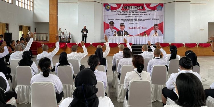 TOTABUAN.CO BOLMONG -- Latihan Dasar (Latsar) Calon Pegawai Negeri Sipil (CPNS) Kabupaten Bolaang Mongondow (Bolmong) formasi 2020-2021, resmi dibuka Penjabat Bupati Bolmong Limi Mokodompit Jumat 7 Oktober 2022. Latsar yang dilaksanakan di Gedung Bagas Raya Yadika Kopandakan II kecamatan Lolayan itu, diikuti 89 peserta. Pada pembukaan itu, turut dihadiri Kepala Badan Pengembangan Sumber Daya Manusia (BPSDM) Provinsi Sulut melalui Kabid Pengembangan Kompetensi Manajerial Steven Lasut, Kepala BKPP Bolmong Umarudin Amba, serta para Kepala OPD Lingkup Pemkab Bolmong. Pj Bupati Bolmong Limi Mokodompit memberikan apresiasi atas kerjasama BPSDM Sulut, sehingga Latsar CPNS di lingkup Pemkab Bolmong tahun 2022 dapat terlaksana. “Saya ucapkan selamat kepada seluruh peserta yang akan mengikuti Latsar. Latsar CPNS ini adalah syarat wajib yang harus diikuti oleh seluruh CPNS,” kata Limi. Menurutnya, Pegawai Negeri Sipil merupakan unsur utama sumber daya manusia dalam sebuah birokrasi yang saat ini kita sebut sebagai aparatur sipil negara atau ASN. ASN memiliki peran yang strategis dalam menentukan keberhasilan penyelenggaraan pemerintahan dan pembangunan. Limi mengungkapkan, sosok PNS tentunya diwujudkan dengan sikap dan perilaku yang barengi kesetiaan dan ketaatan kepada negara, bermental baik, sadar akan tanggung jawab sebagai pelayan publik, serta mampu menjadi perekat persatuan dan kesatuan bangsa. “Saya yakni Latsar yang dilaksanakan saat ini sudah sesuai dengan peraturan lembaga administrasi Negara Nomor 1 Tahun 2021 tentang pelatihan dasar CPNS. Pelatihan dasar CPNS ini dilaksanakan untuk memberikan pengetahuan dalam rangka pembentukan wawasan kebangsaan, kepribadian dan etika calon pegawai negeri sipil,” ujarnya. Limi menambahkan, Latsar untuk membangun Integritas moral, kejujuran, semangat dan motivasi nasionalisme dan kebangsaan. Selain itu karakter kepribadian yang unggul dan bertanggung jawab, serta membangun profesionalisme dan kompetensi bidang. Limi pun meminta kepada peserta Latsar CPNS agar dapat mengikuti Latsar dengan konsentrasi dan bertanggung jawab, serta bekerja dengan baik, dan disiplin waktu. “Patuhi segala peraturan, serta jauhi apa yang larangan bagi ASN,” katanya. (*)