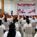 TOTABUAN.CO BOLMONG -- Latihan Dasar (Latsar) Calon Pegawai Negeri Sipil (CPNS) Kabupaten Bolaang Mongondow (Bolmong) formasi 2020-2021, resmi dibuka Penjabat Bupati Bolmong Limi Mokodompit Jumat 7 Oktober 2022. Latsar yang dilaksanakan di Gedung Bagas Raya Yadika Kopandakan II kecamatan Lolayan itu, diikuti 89 peserta. Pada pembukaan itu, turut dihadiri Kepala Badan Pengembangan Sumber Daya Manusia (BPSDM) Provinsi Sulut melalui Kabid Pengembangan Kompetensi Manajerial Steven Lasut, Kepala BKPP Bolmong Umarudin Amba, serta para Kepala OPD Lingkup Pemkab Bolmong. Pj Bupati Bolmong Limi Mokodompit memberikan apresiasi atas kerjasama BPSDM Sulut, sehingga Latsar CPNS di lingkup Pemkab Bolmong tahun 2022 dapat terlaksana. “Saya ucapkan selamat kepada seluruh peserta yang akan mengikuti Latsar. Latsar CPNS ini adalah syarat wajib yang harus diikuti oleh seluruh CPNS,” kata Limi. Menurutnya, Pegawai Negeri Sipil merupakan unsur utama sumber daya manusia dalam sebuah birokrasi yang saat ini kita sebut sebagai aparatur sipil negara atau ASN. ASN memiliki peran yang strategis dalam menentukan keberhasilan penyelenggaraan pemerintahan dan pembangunan. Limi mengungkapkan, sosok PNS tentunya diwujudkan dengan sikap dan perilaku yang barengi kesetiaan dan ketaatan kepada negara, bermental baik, sadar akan tanggung jawab sebagai pelayan publik, serta mampu menjadi perekat persatuan dan kesatuan bangsa. “Saya yakni Latsar yang dilaksanakan saat ini sudah sesuai dengan peraturan lembaga administrasi Negara Nomor 1 Tahun 2021 tentang pelatihan dasar CPNS. Pelatihan dasar CPNS ini dilaksanakan untuk memberikan pengetahuan dalam rangka pembentukan wawasan kebangsaan, kepribadian dan etika calon pegawai negeri sipil,” ujarnya. Limi menambahkan, Latsar untuk membangun Integritas moral, kejujuran, semangat dan motivasi nasionalisme dan kebangsaan. Selain itu  karakter kepribadian yang unggul dan bertanggung jawab, serta membangun profesionalisme dan kompetensi bidang. Limi pun meminta kepada peserta Latsar CPNS agar dapat mengikuti Latsar dengan konsentrasi dan bertanggung jawab, serta bekerja dengan baik, dan disiplin waktu. “Patuhi segala peraturan, serta jauhi apa yang larangan bagi ASN,” katanya. (*)
