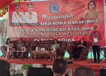 TOTABUAN.CO BOLMONG – Sedikitnya 217 peserta menghadiri Forum Musyawarah Kerja Kepala Sekolah (MKKS) tingkat Sekolah Menengah Atas (SMA) se Provinsi Sulawesi Utara (Sulut) tahun 2022. MKKS yang dilaksanakan Dinas Pendidikan Provinsi Sulut itu, dilaksanakan di halaman SMA Yadika, Kopandakan II, Kabupaten Bolaang Mongondow (Bolmong) yang dibuka Pj Bupati Bolmong Limi Mokodompit. Hadiri pada kegiatan itu, Kepala Bidang Pembinaan SMA Dinas Pendidikan Provinsi Sulut dr Sri Ratna Pasiak S Pd MPd, Koordinator Pengawas SMA Provinsi Sulut, Ketua MKKS SMA Provinsi Sulut, Kepala Cabang Dinas Pendidikan Provinsi Sulut wilayah Kabupaten Bolmong Agil Perwita dan Kepala Sekolah SMA Negeri dan Swasta se Provinsi Sulut. Pj Bupati Bolmong Limi Mokodompit memberikan apresiasi MKKS SMA se Provinsi Sulut. Limi menuturkan memberi dukungan keberlangsung dunia pendidikan di Kabupaten Bolmong dalam rangka  meningkatkan mutu pendidikan. Sebab sejalan dengan program pemerintah daerah yang memprioritaskan pembangunan sumber daya manusia (SDM) melalui peningkatan kualitas pendidikan. “Saya berharap kegiatan MKKS ini, akan lahir  ide-ide, untuk menghasilkan kesepakatan dan acuan bersama terhadap program kegiatan di bidang pendidikan,” kata Limi saat membuka MKKS Kamis 6 Oktober 2022. Ia menyampaikan apapun hasil yang diperoleh nantinya dapat terus membangun kebersamaan dalam memajukan pendidikan di Sulut khusus di Kabupaten Bolmong. (*)