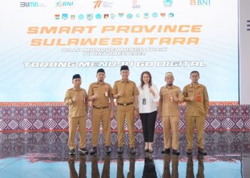 TOTABUAN.CO BOLSEL -- Dalam rangka menuju smart city, pemerintah provinsi (Pemprov) Sulawesi Utara bersama pemerintah kabupaten kota di Sulut mulai akan menerapkan provinsi pintar (smart province). Bentuknya berupa kolaborasi antar daerah dalam mengatasi permasalahan di daerah, salah satunya dengan Pemkab Bolaang Mongondow Selatan (Bolsel). Kolaborasi itu dituangkan lewat perjanjian kerjasama dengan BNI dan Bank SulutGo dengan tema “Torang Menuju Go Digital” yang digelar di Villa Mangatasik Manado yang dihadiri para kepala daerah, pihak BNI dan Bank SulutGo Selasa 4 Oktober 2022. Saking banyak yang ikut menandatangani perjanjian tersebut, sehingga masuk dalam rekor MURI dengan kategori Smart City komponen fasilitas  pemerintah daerah terbanyak. “Semoga dengan kerjasama ini, bisa dirasakan oleh masyarakat Bolsel,” kata Iskandar. Menurutnya, di era digital saat ini seluruh ASN diharapkan untuk terus menciptakan inovasi baru agar tidak tertinggal. Ia mengatakan melalui smart province, Pemprov diharapkan bisa menjembatani berbagai kendala dan kerjasama yang dilakukan antar daerah. Iskandar mencontohkan, kekurangan logistik, maka untuk mengatasi kebutuhan tersebut barang-barang bisa dipasok dari Provinsi sehingga dapat mengurangi kenaikan harga. Ia mengatakan smart city bertujuan untuk meningkatkan kualitas hidup masyarakat di masing-masing daerah, sehingga tidak terbatas pada teknologi saja. (*)