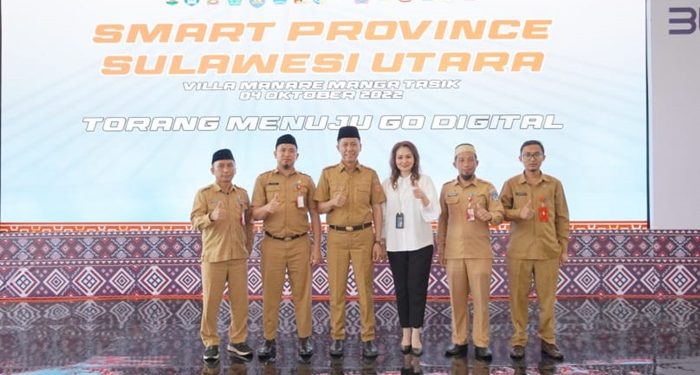 TOTABUAN.CO BOLSEL -- Dalam rangka menuju smart city, pemerintah provinsi (Pemprov) Sulawesi Utara bersama pemerintah kabupaten kota di Sulut mulai akan menerapkan provinsi pintar (smart province). Bentuknya berupa kolaborasi antar daerah dalam mengatasi permasalahan di daerah, salah satunya dengan Pemkab Bolaang Mongondow Selatan (Bolsel). Kolaborasi itu dituangkan lewat perjanjian kerjasama dengan BNI dan Bank SulutGo dengan tema “Torang Menuju Go Digital” yang digelar di Villa Mangatasik Manado yang dihadiri para kepala daerah, pihak BNI dan Bank SulutGo Selasa 4 Oktober 2022. Saking banyak yang ikut menandatangani perjanjian tersebut, sehingga masuk dalam rekor MURI dengan kategori Smart City komponen fasilitas  pemerintah daerah terbanyak. “Semoga dengan kerjasama ini, bisa dirasakan oleh masyarakat Bolsel,” kata Iskandar. Menurutnya, di era digital saat ini seluruh ASN diharapkan untuk terus menciptakan inovasi baru agar tidak tertinggal. Ia mengatakan melalui smart province, Pemprov diharapkan bisa menjembatani berbagai kendala dan kerjasama yang dilakukan antar daerah. Iskandar mencontohkan, kekurangan logistik, maka untuk mengatasi kebutuhan tersebut barang-barang bisa dipasok dari Provinsi sehingga dapat mengurangi kenaikan harga. Ia mengatakan smart city bertujuan untuk meningkatkan kualitas hidup masyarakat di masing-masing daerah, sehingga tidak terbatas pada teknologi saja. (*)